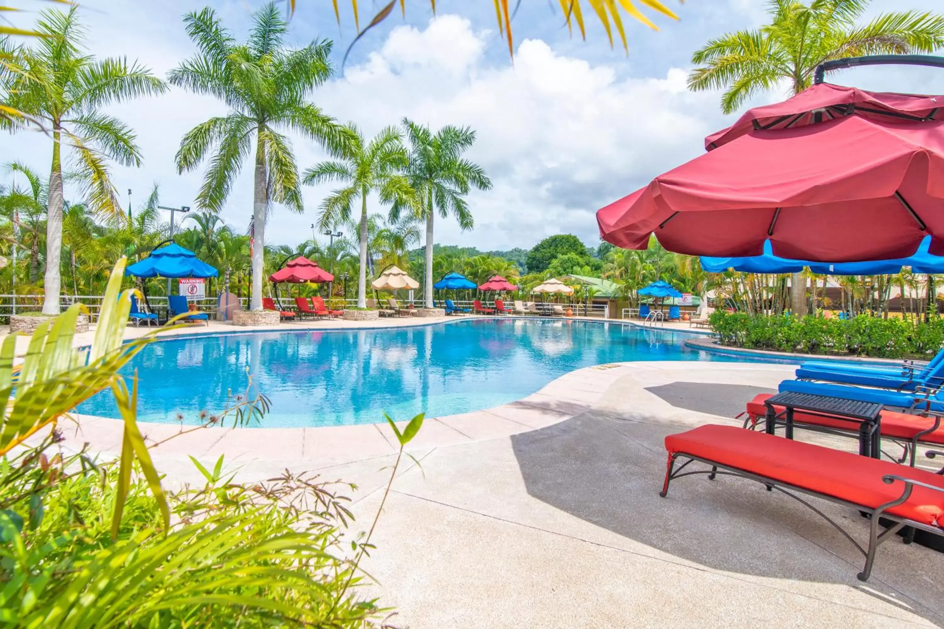 Swimming pool in Hotel Casa Roland Golfito Resort