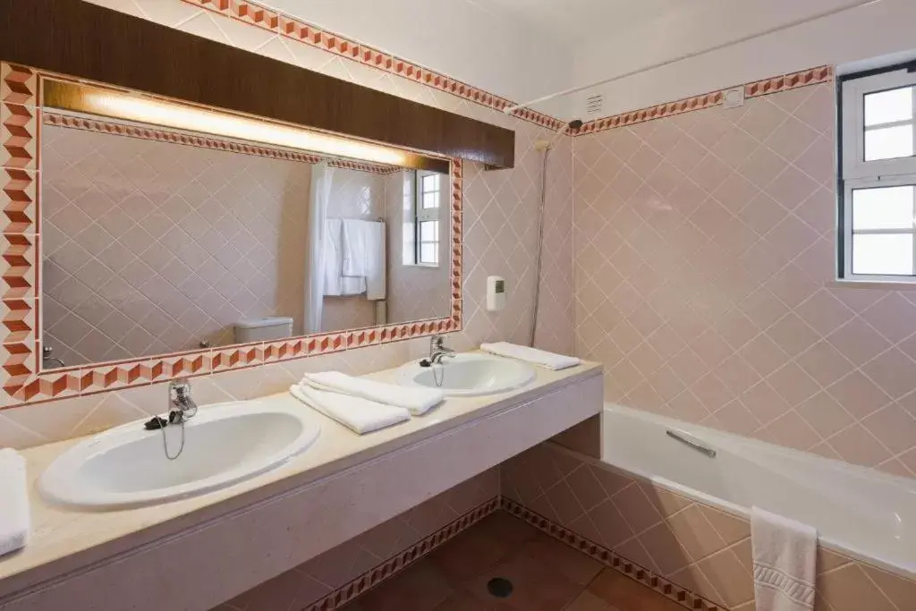 Bathroom in Colina da Lapa & Villas
