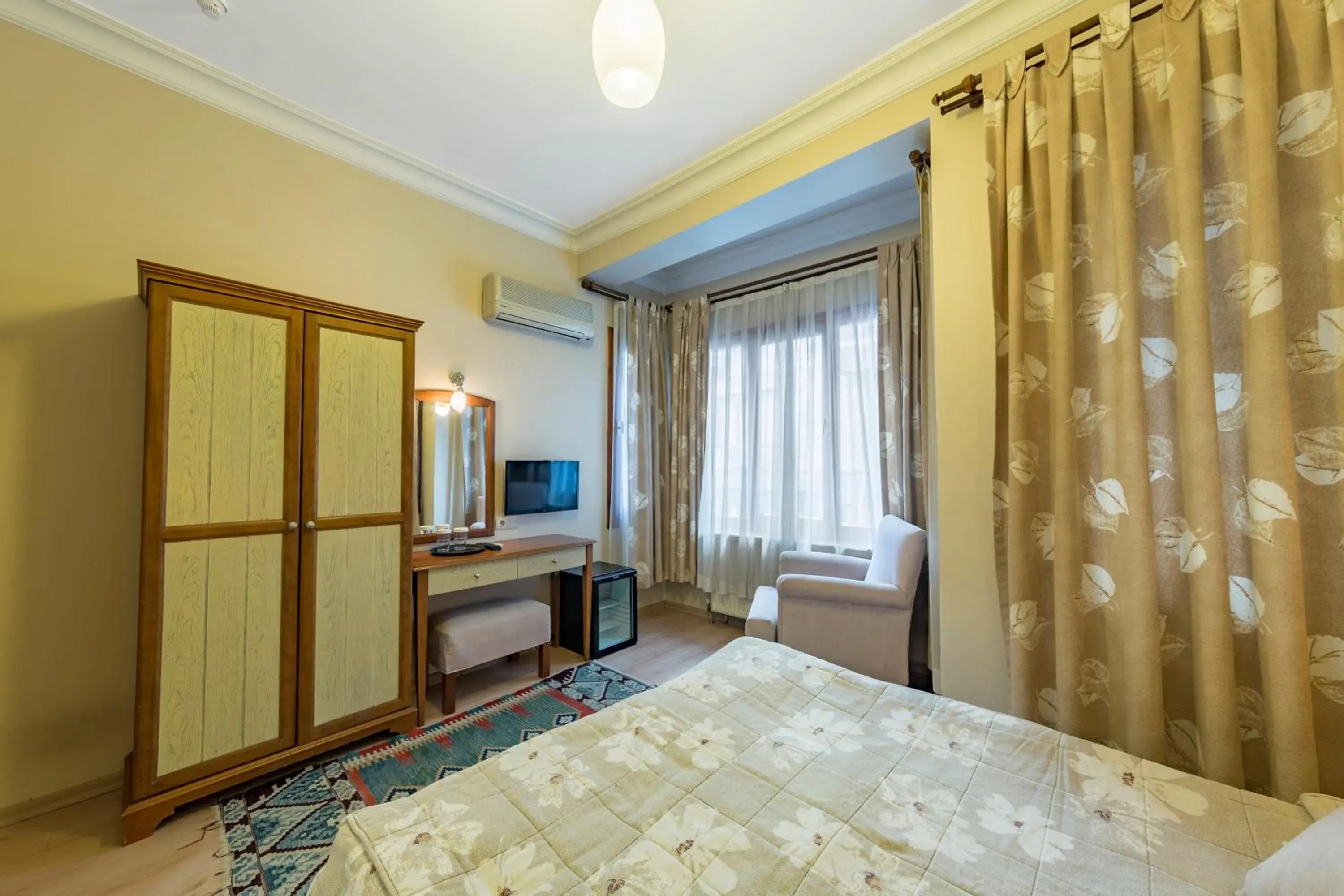 Bed, TV/Entertainment Center in Hotel Fehmi Bey - Special Category