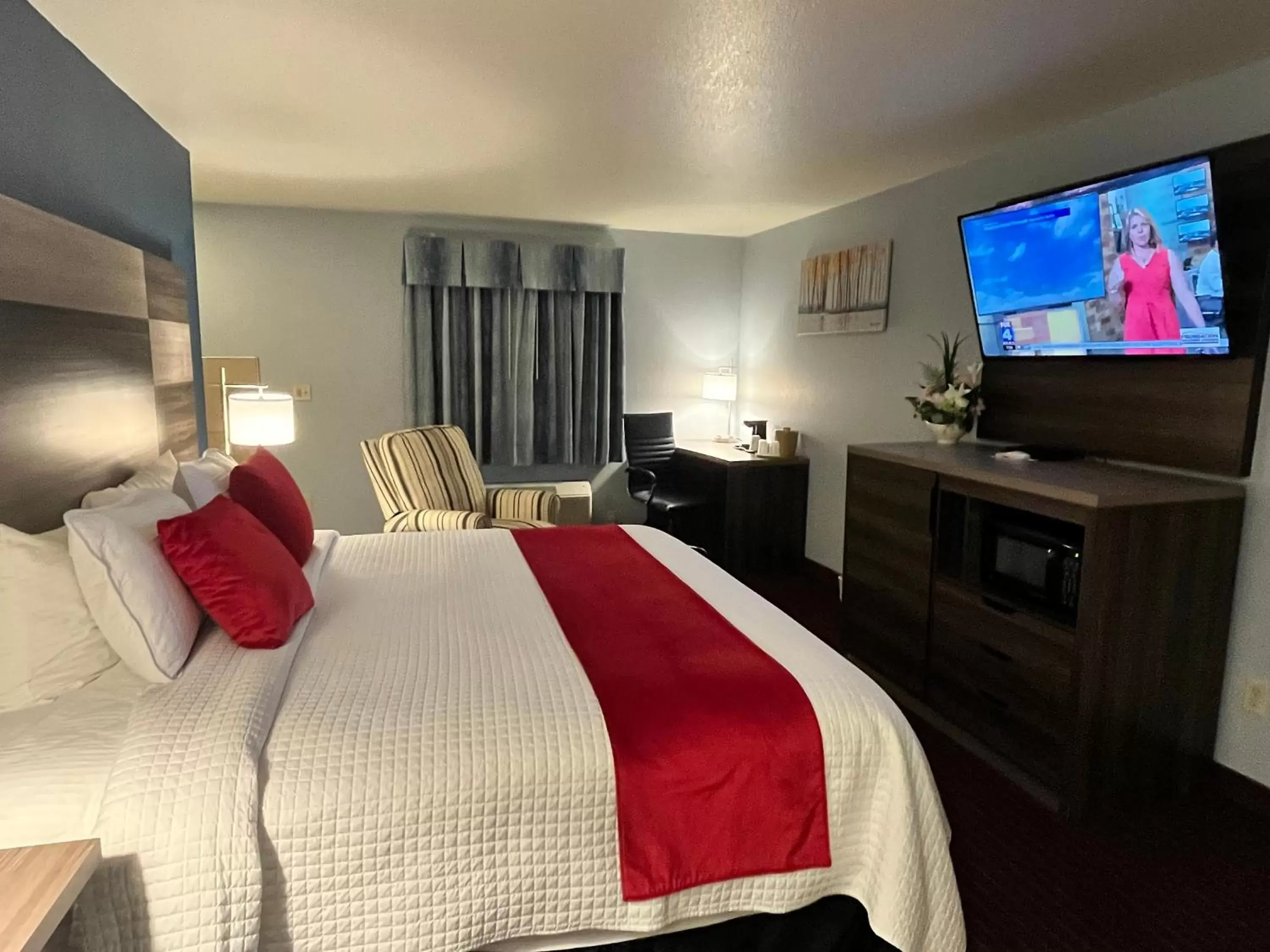 TV and multimedia, Bed in Garnett Hotel & RV Park
