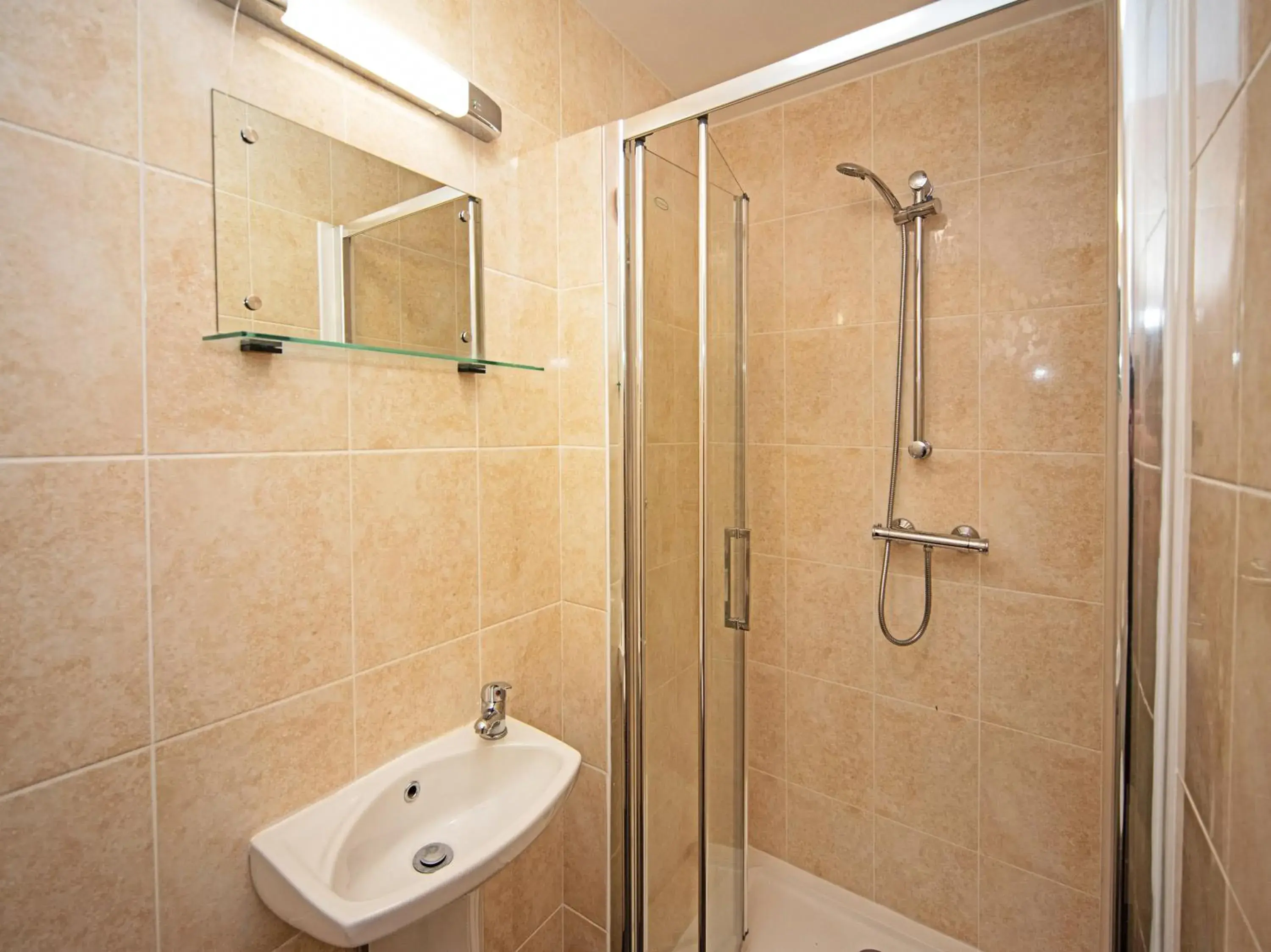 Bathroom in The Sherwood Palm Hotel, Torquay Beach