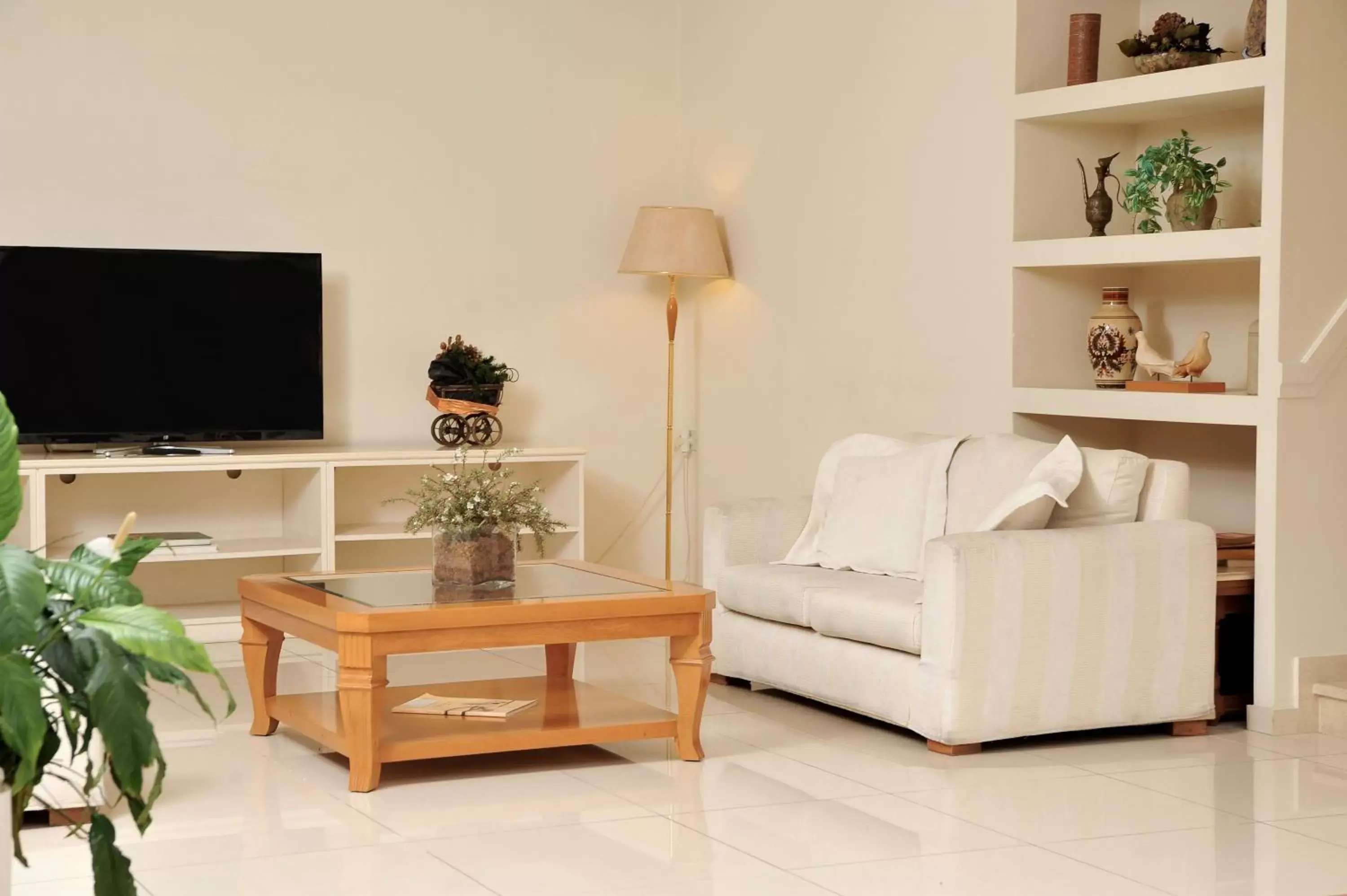 Communal lounge/ TV room, Seating Area in Athens Atrium Hotel & Jacuzzi Suites