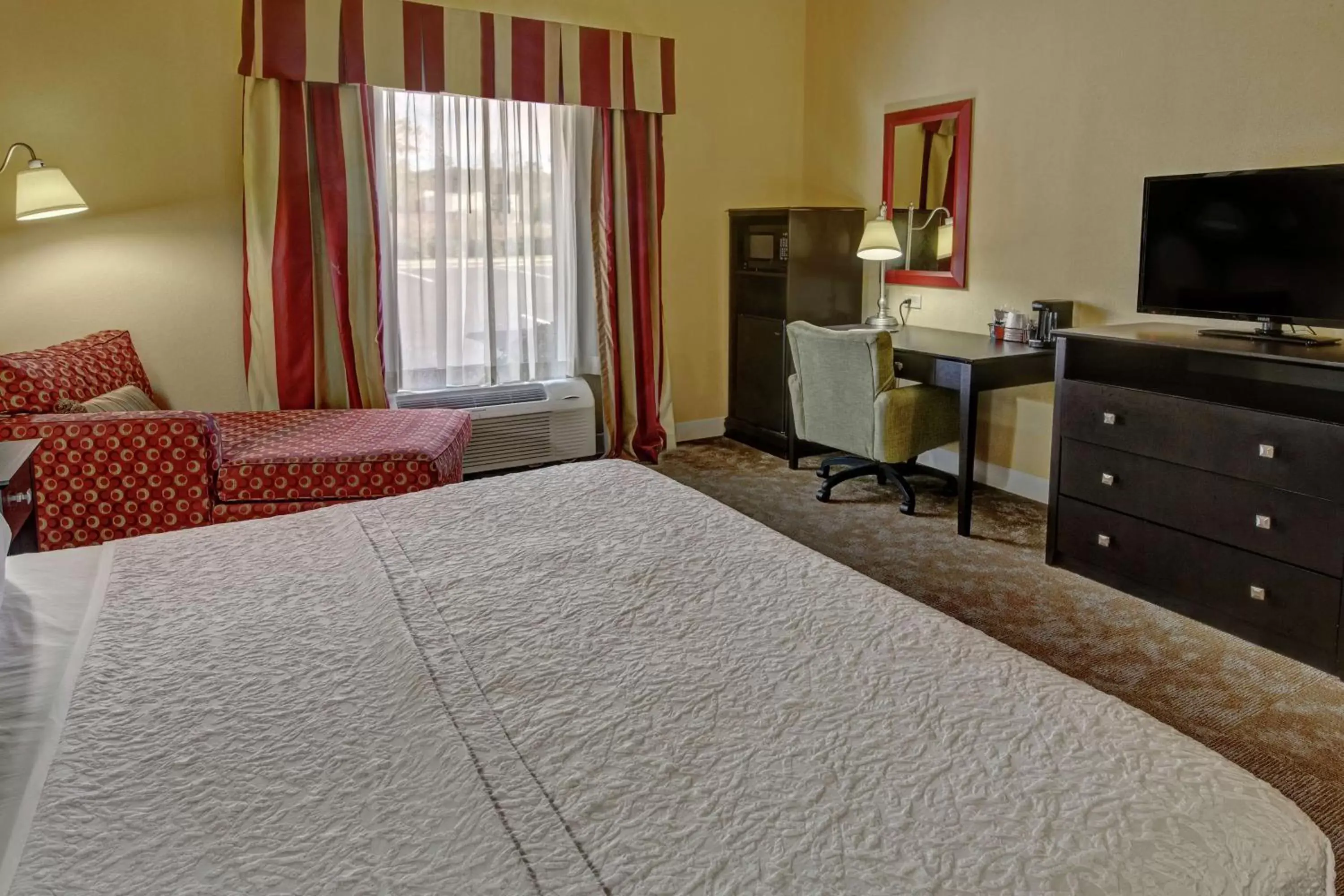 Bedroom, Bed in Hampton Inn By Hilton Jacksonville