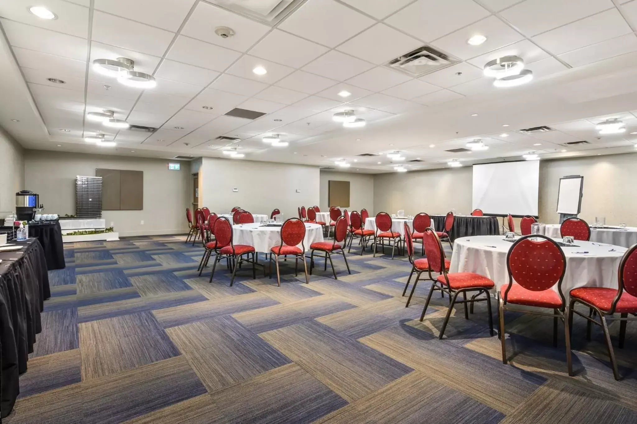 Meeting/conference room, Restaurant/Places to Eat in Holiday Inn Express and Suites Surrey, an IHG Hotel