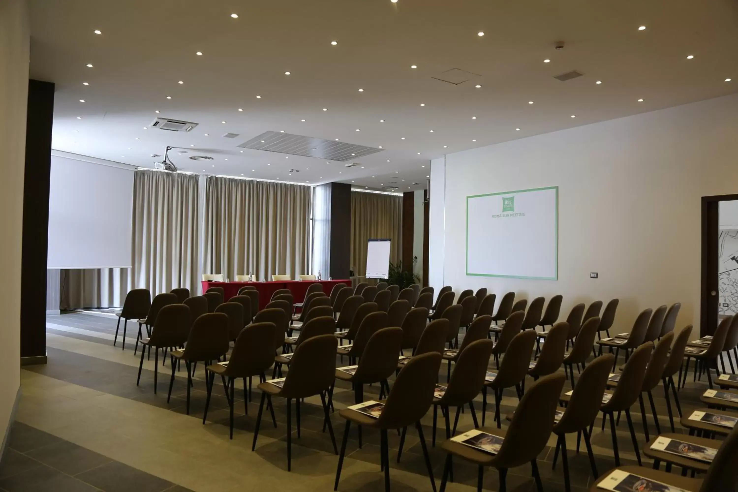 Business facilities in Ibis Styles Roma Eur
