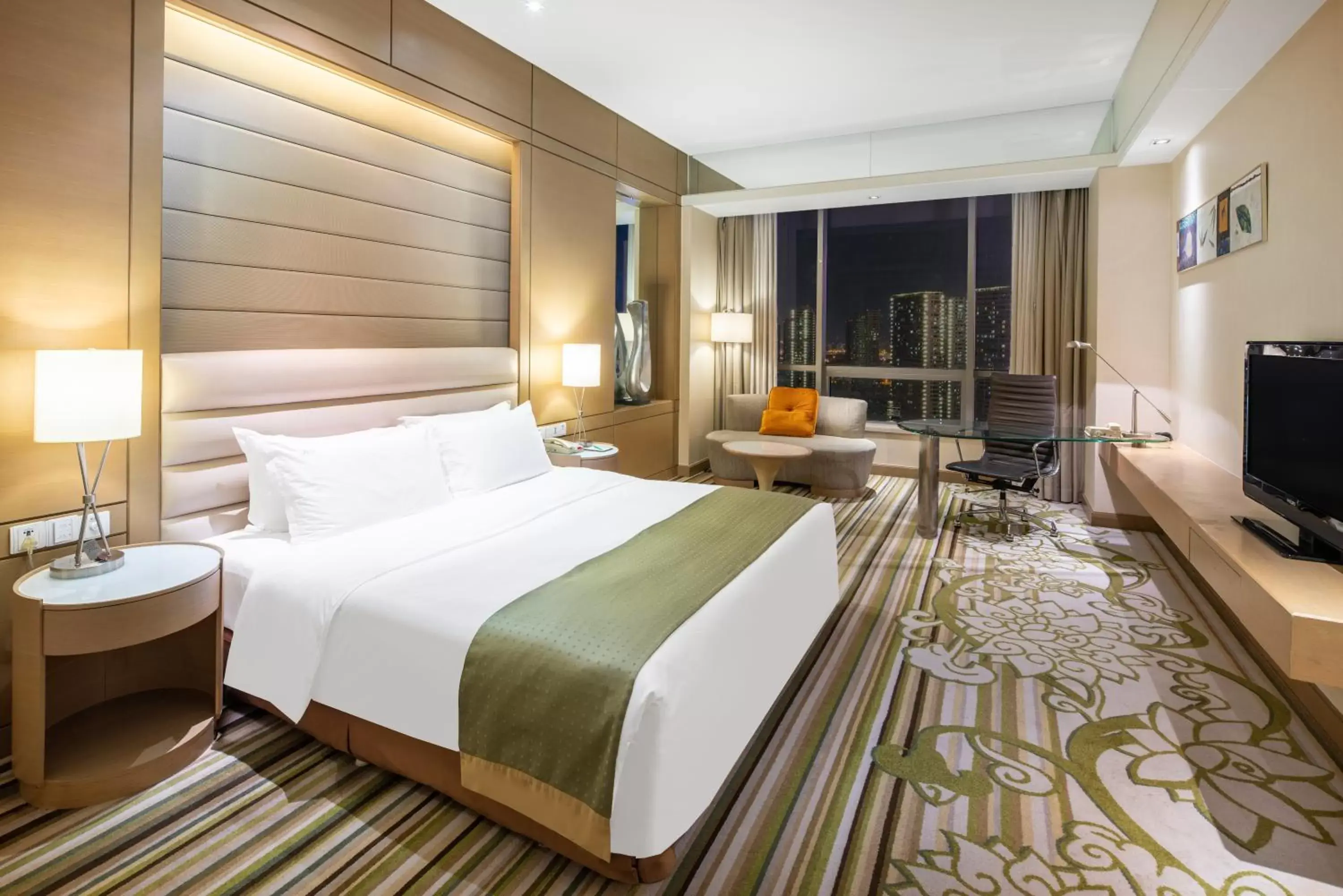 Photo of the whole room, Bed in Holiday Inn Tianjin Riverside, an IHG Hotel