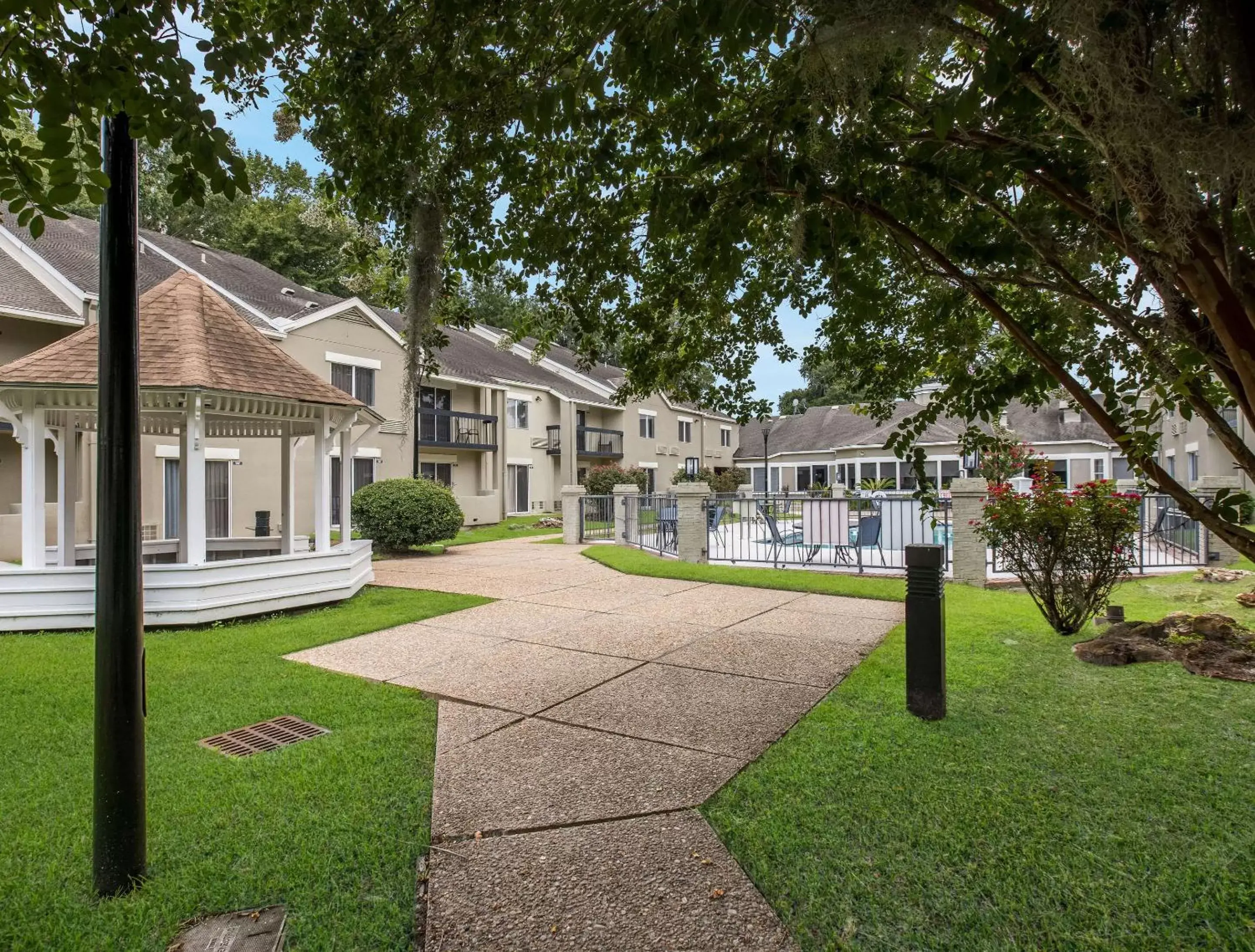 Swimming pool, Property Building in MainStay Suites Savannah Midtown