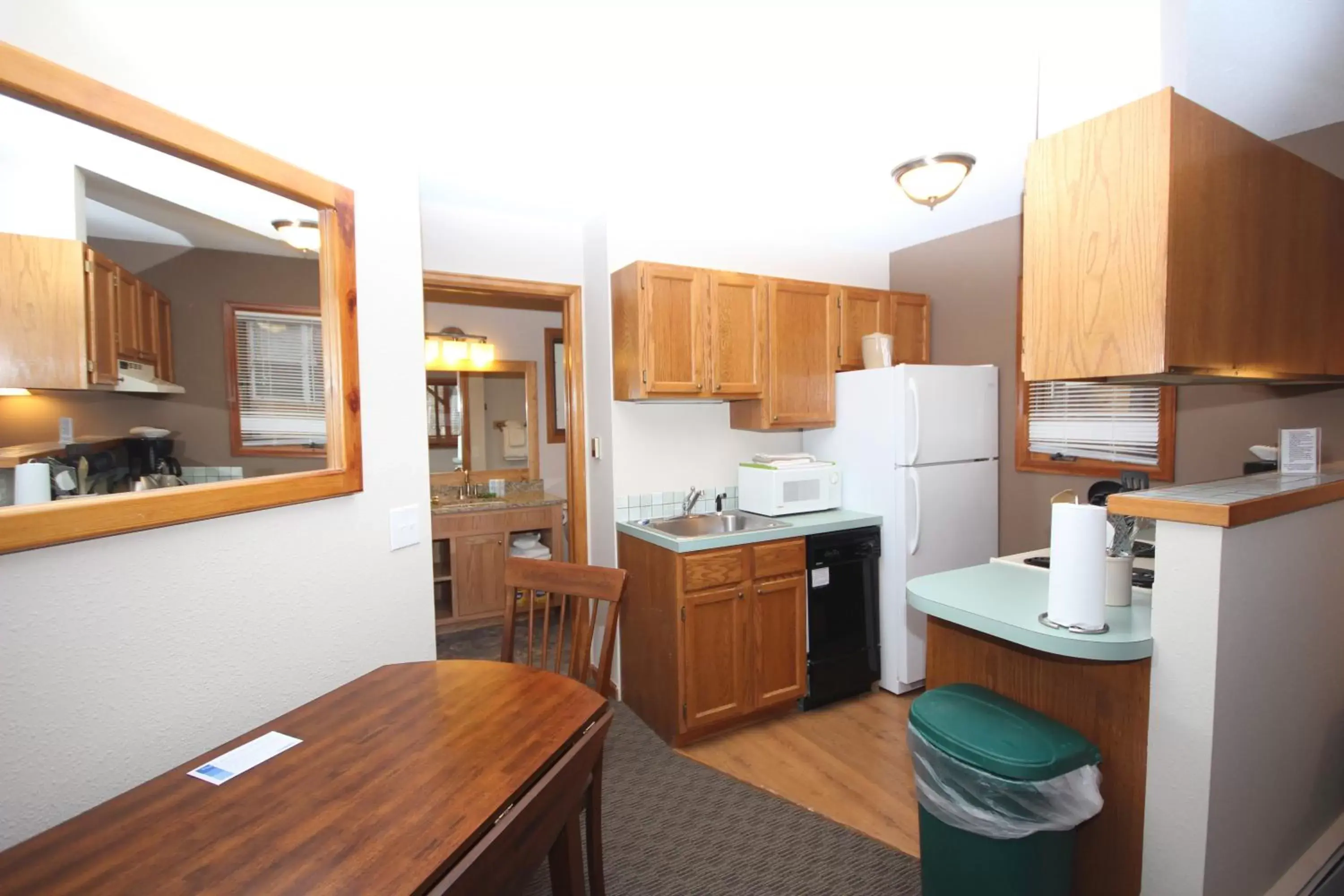 Kitchen or kitchenette, Kitchen/Kitchenette in Streamside on Fall River