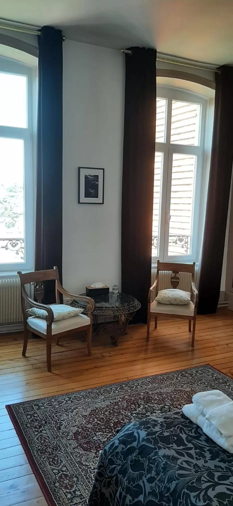 Seating area, Bed in La Belle Boulonnaise