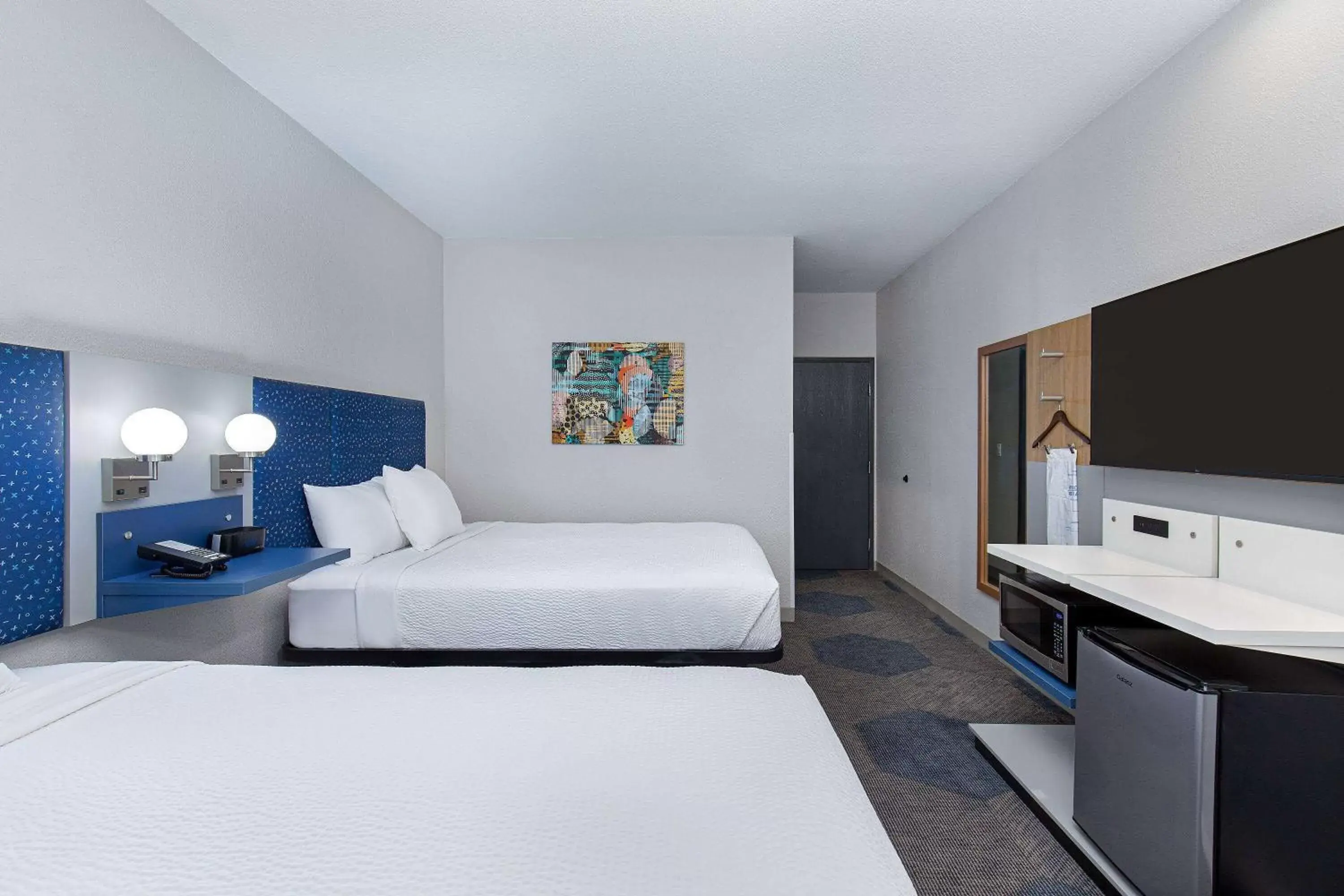 Photo of the whole room, Bed in Microtel Inn & Suites by Wyndham Manchester - Newly Renovated