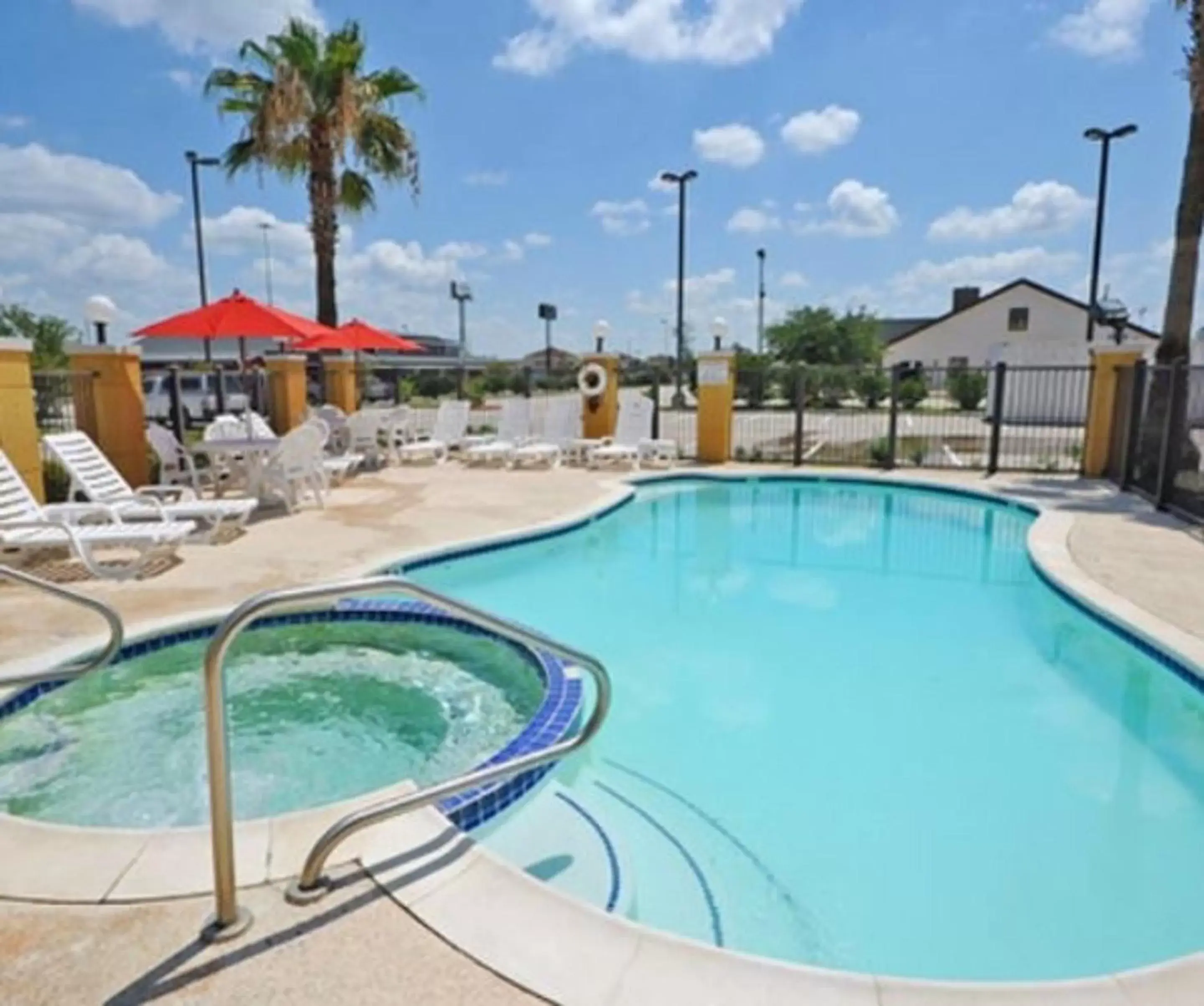 Swimming Pool in Comfort Suites Shenandoah-The Woodlands