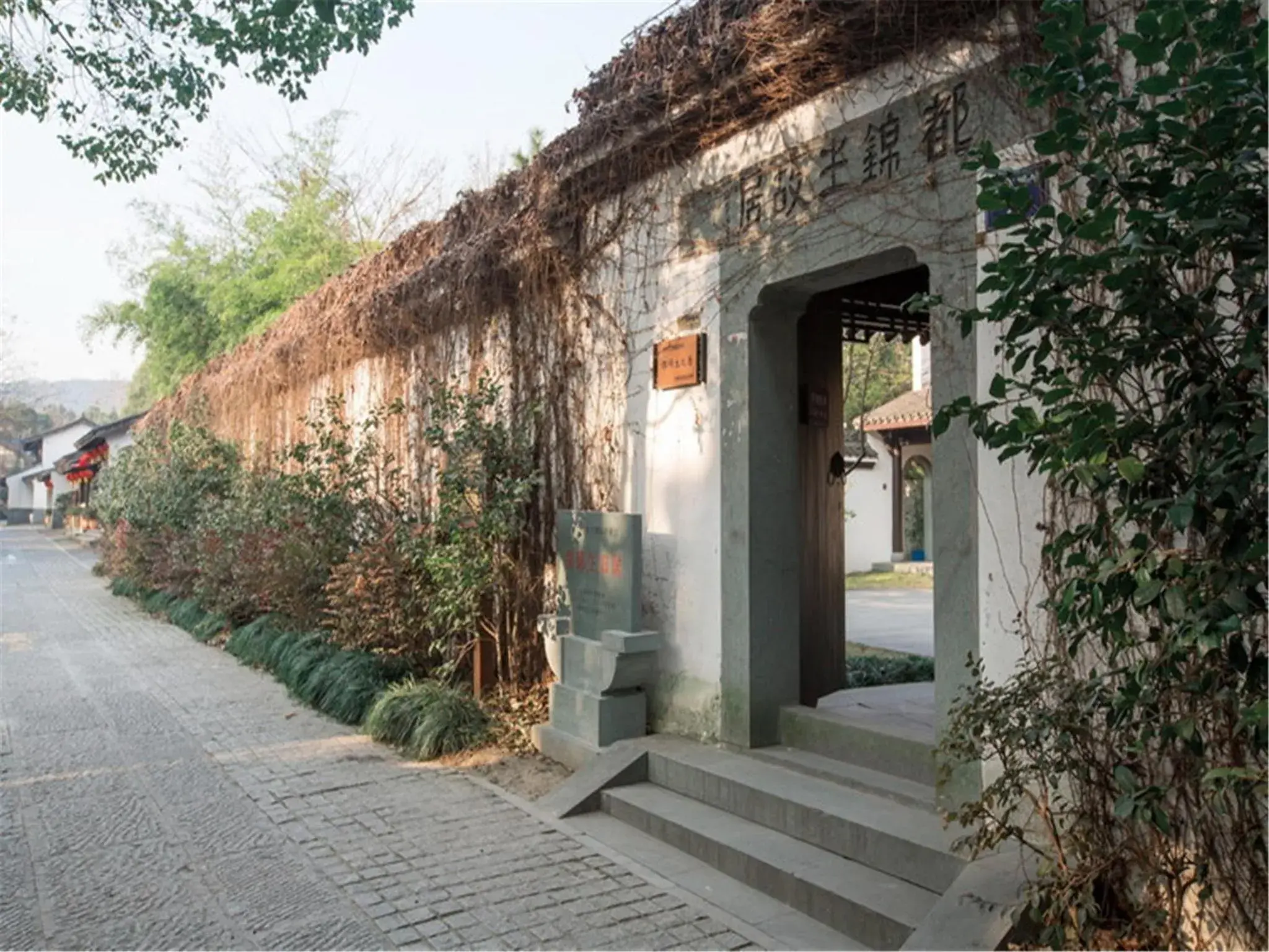 Nearby landmark in Yurong West-Lake-Cottage Holiday Hotel Hangzhou