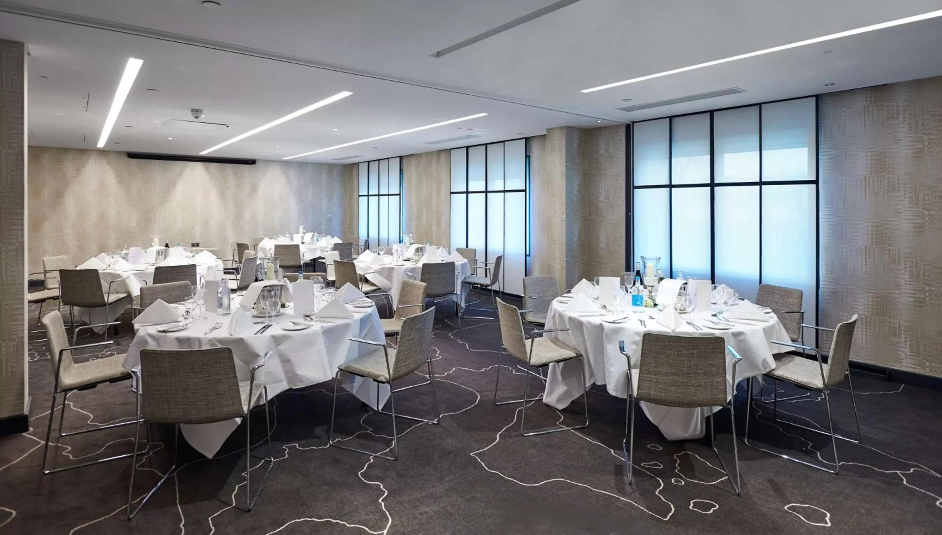 Meeting/conference room, Restaurant/Places to Eat in Hilton London Heathrow Airport