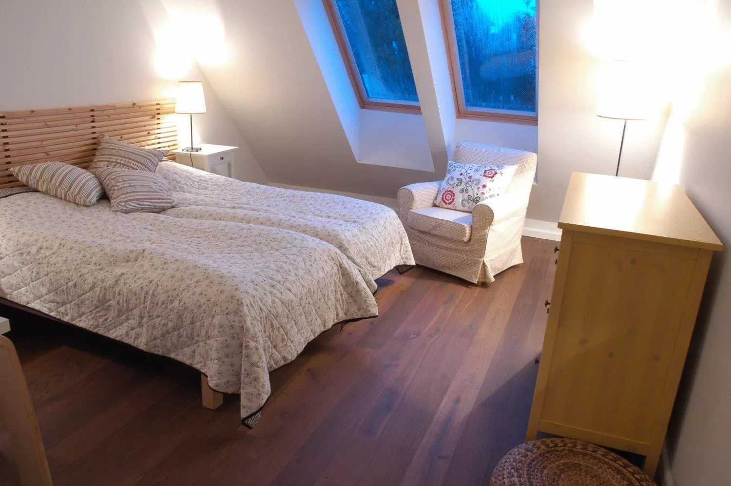 Photo of the whole room, Bed in Lijo