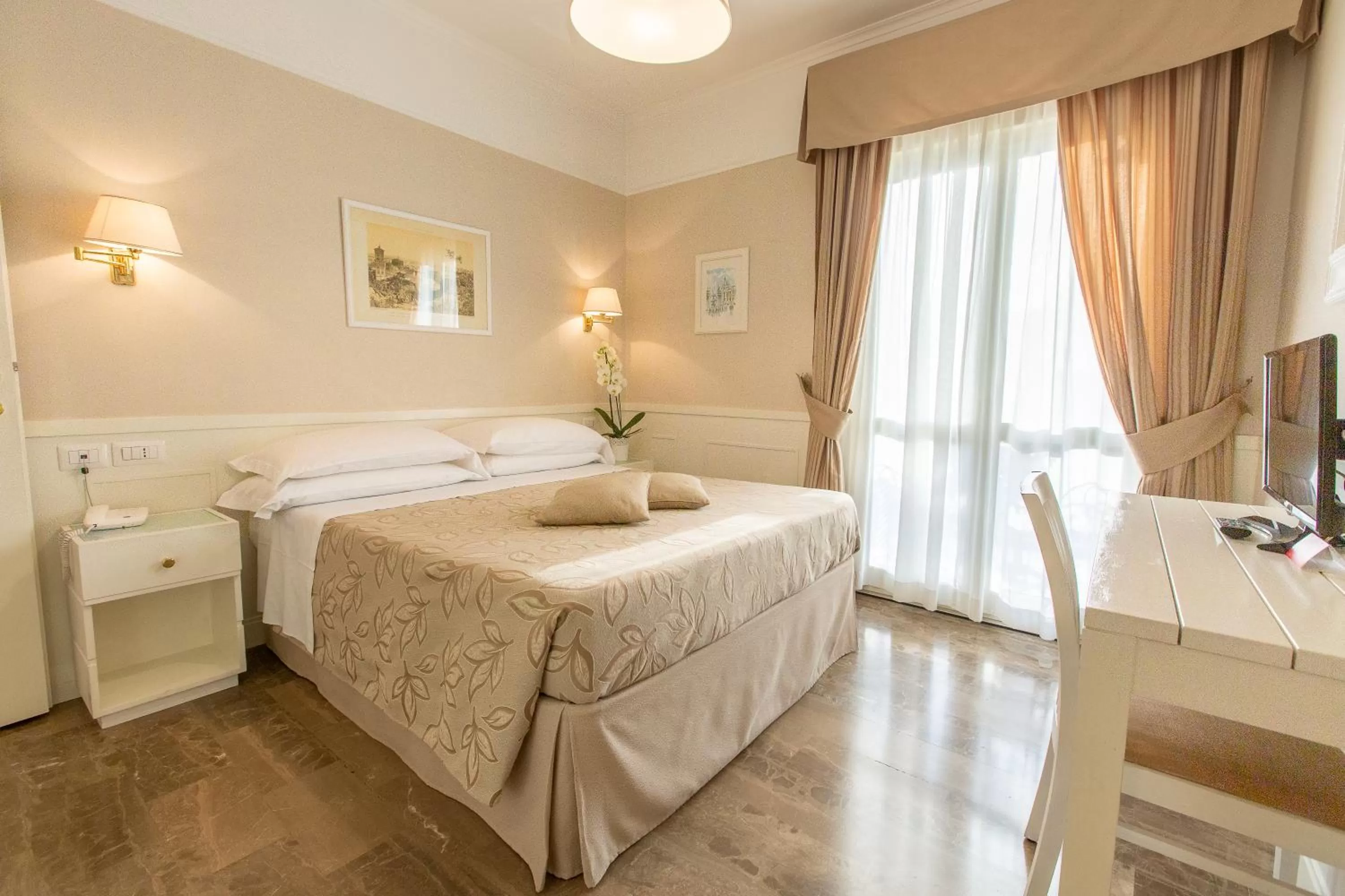 Photo of the whole room, Bed in Hotel Modigliani