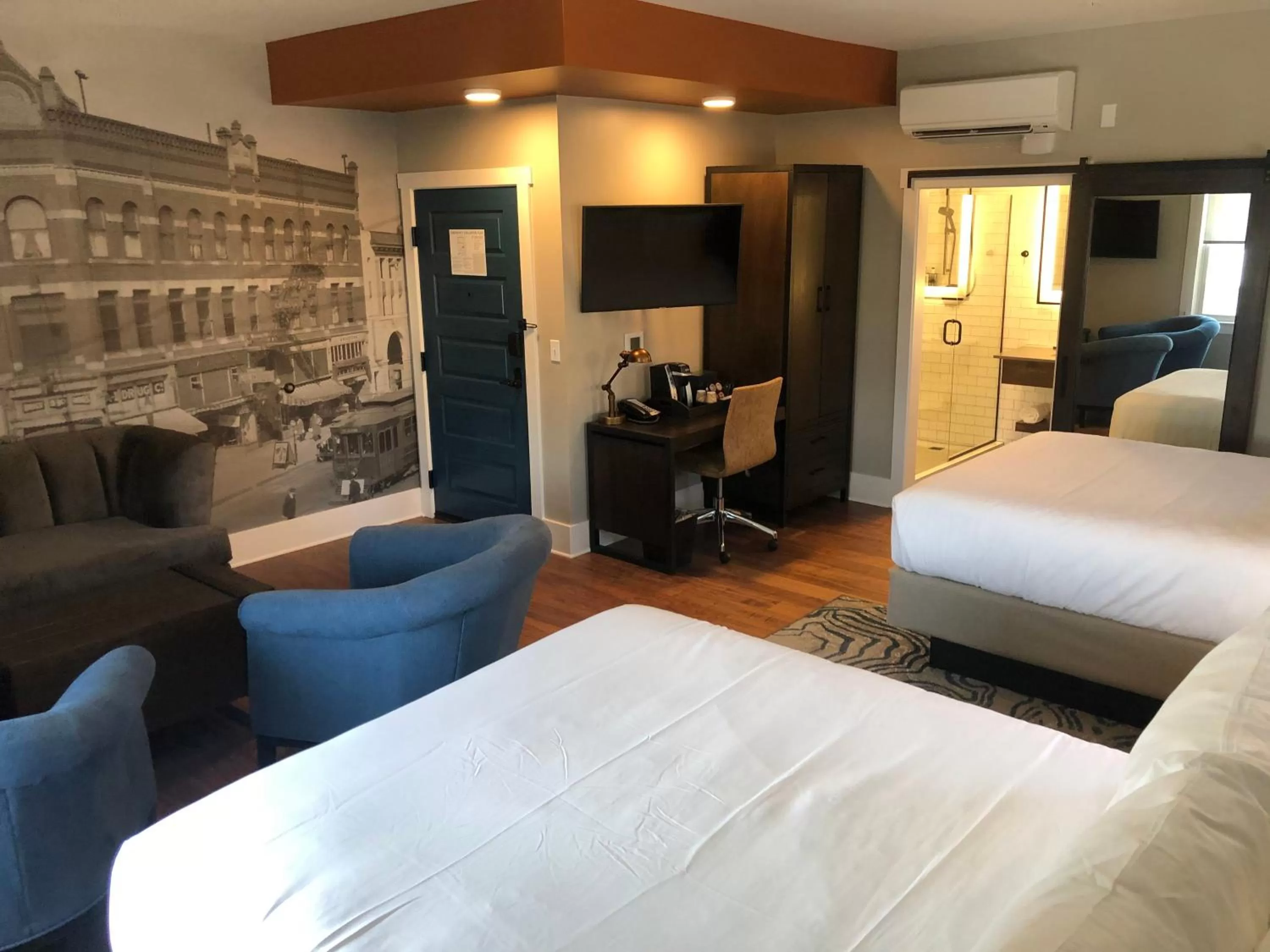 Photo of the whole room, Bed in Hotel Indigo Spokane Downtown by IHG