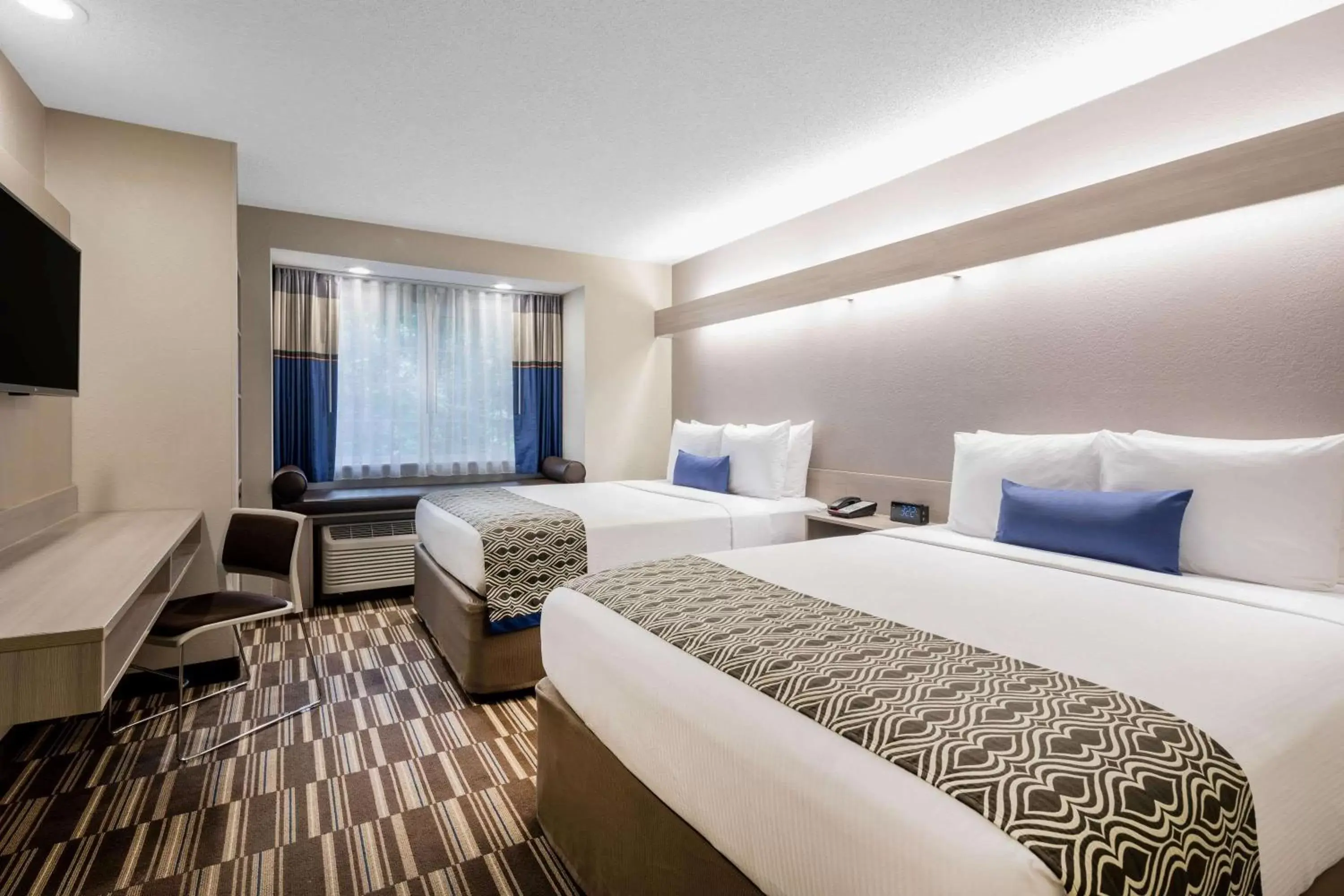 Photo of the whole room, Bed in Microtel Inn & Suites by Wyndham Atlanta Buckhead Area