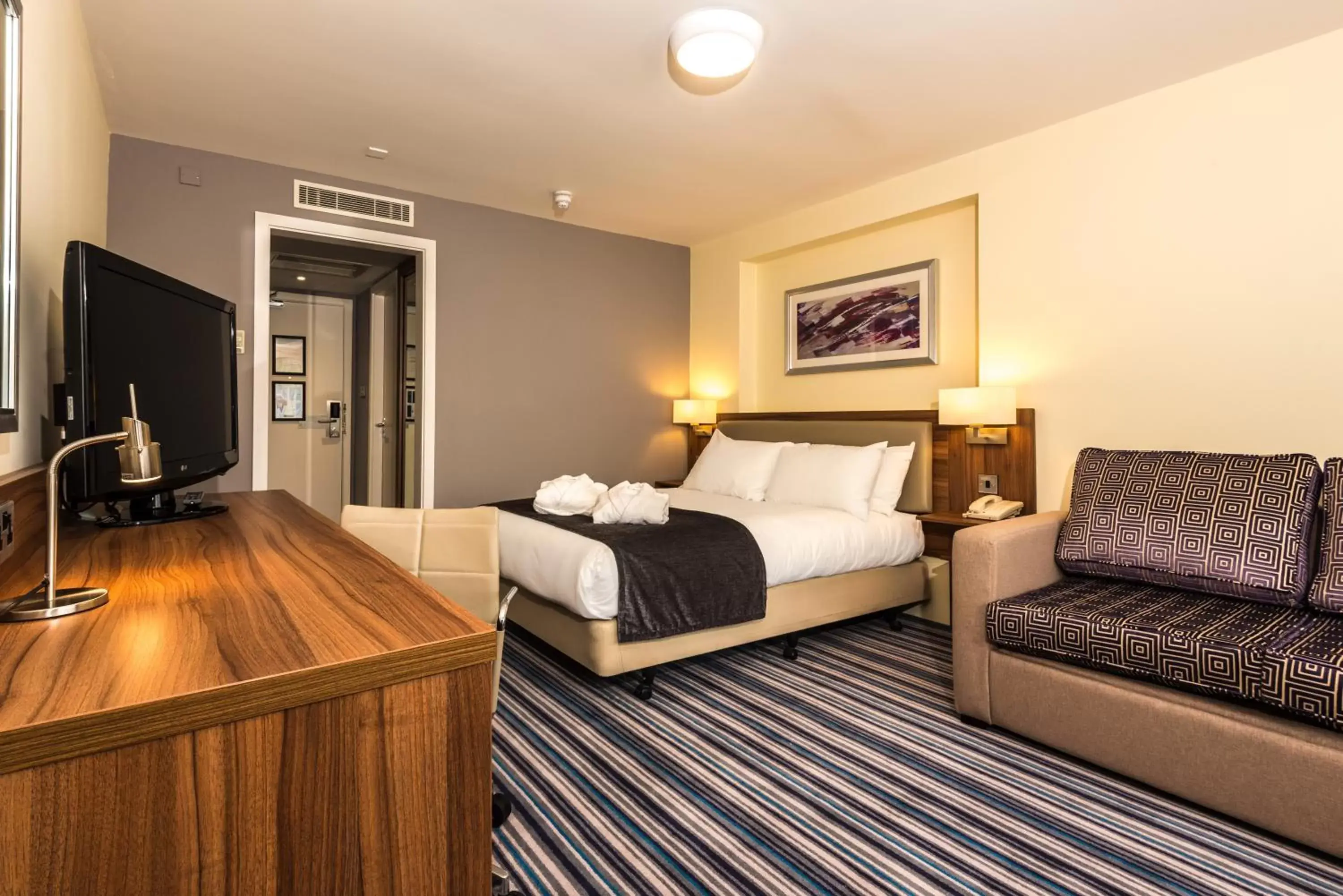 Bed, TV/Entertainment Center in Holiday Inn Haydock, an IHG Hotel