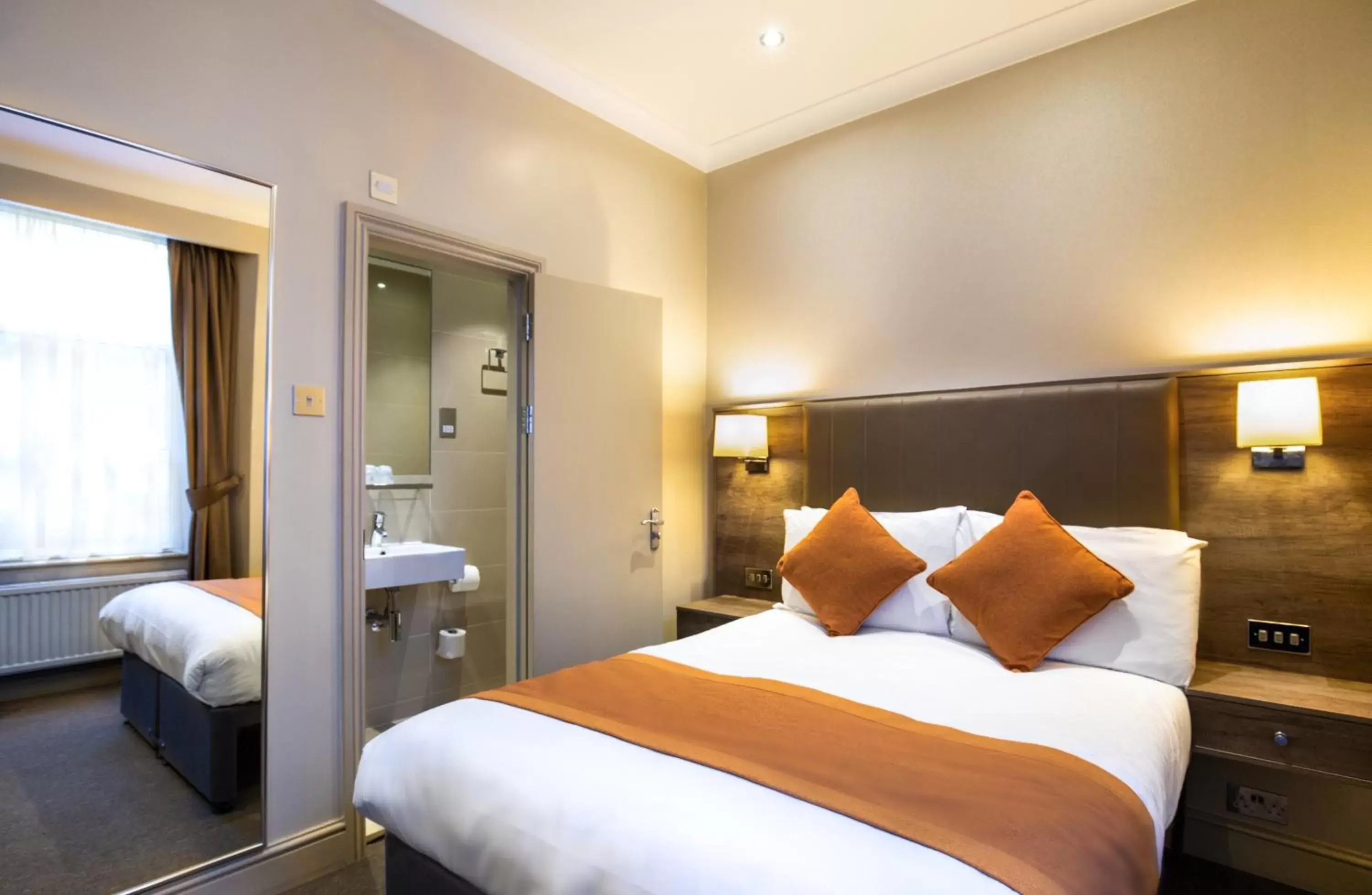 Bathroom, Bed in Sidney Hotel London-Victoria