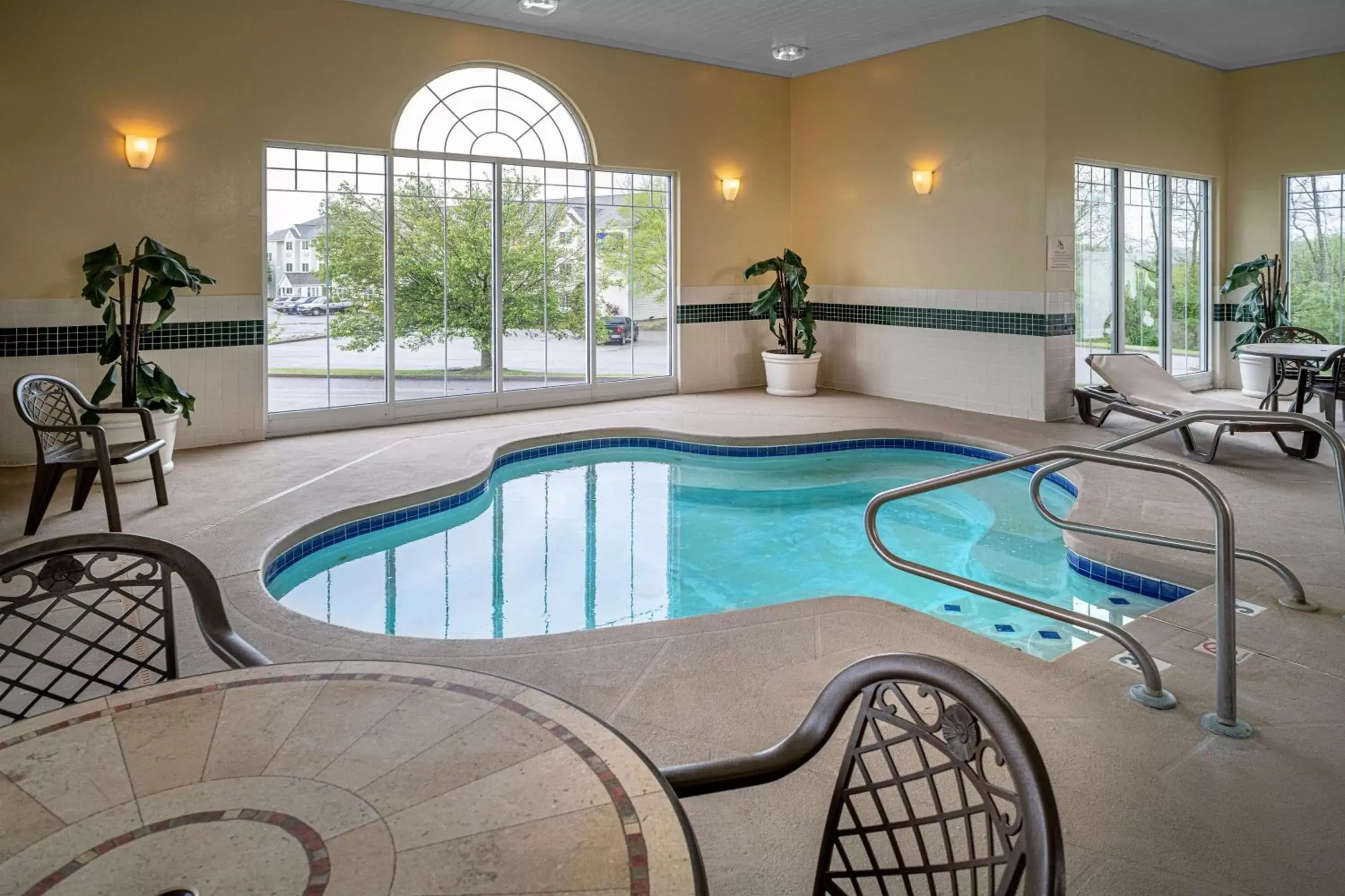 Spa and wellness centre/facilities, Swimming Pool in Country Inn & Suites by Radisson, Beckley, WV