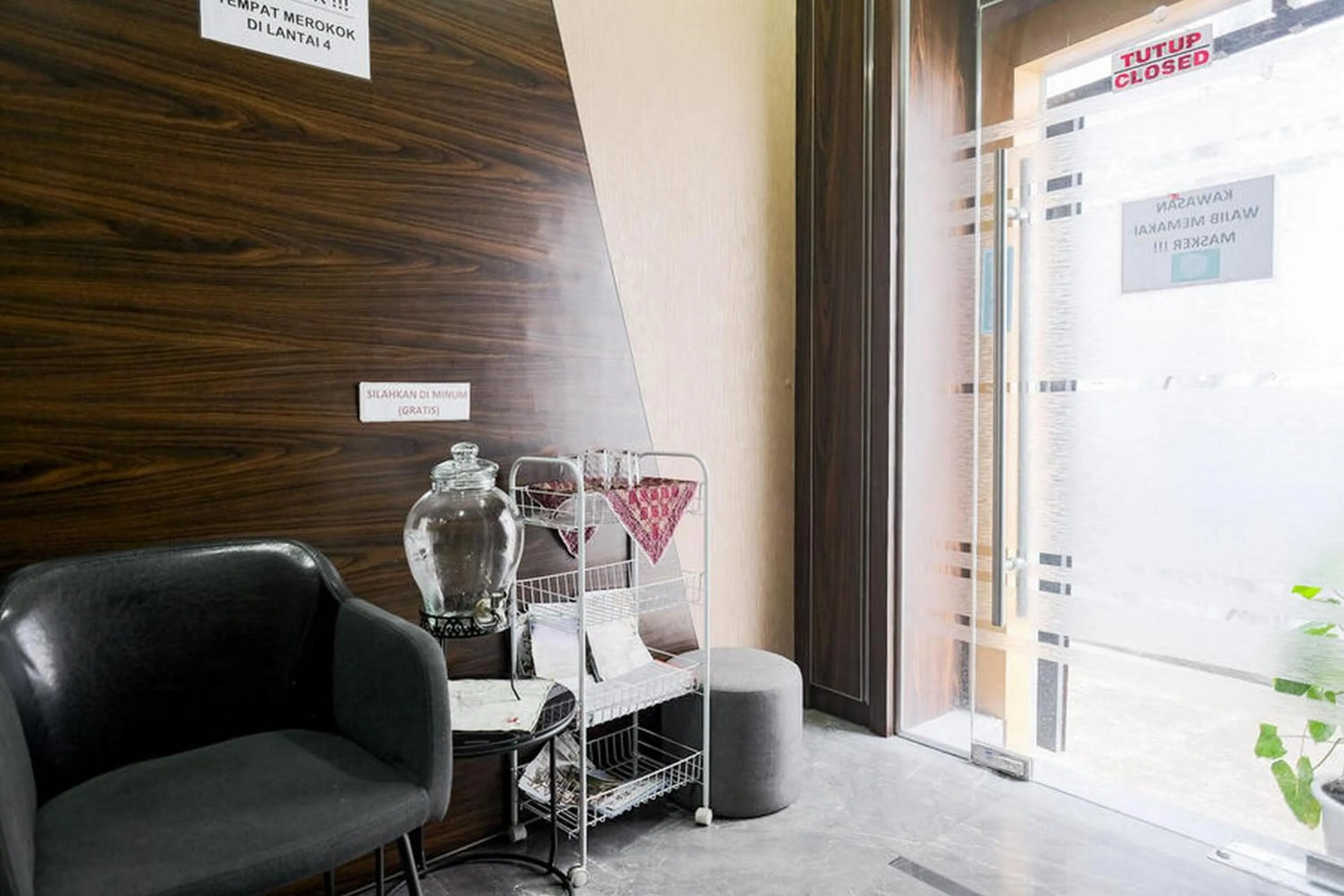 Facade/entrance in RedDoorz Plus @ Simpang USU Medan