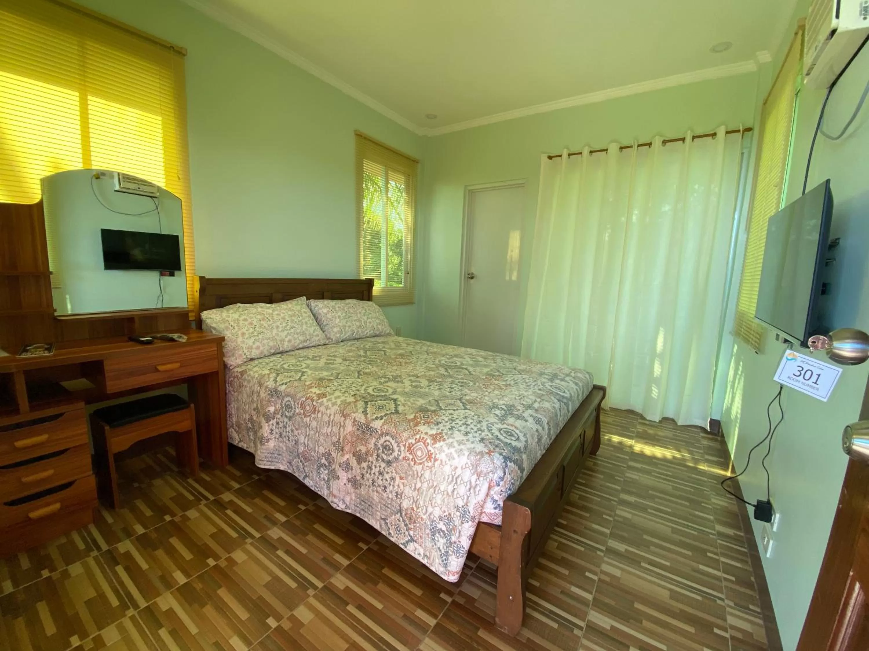 Photo of the whole room, Bed in MS Mountain Cabin