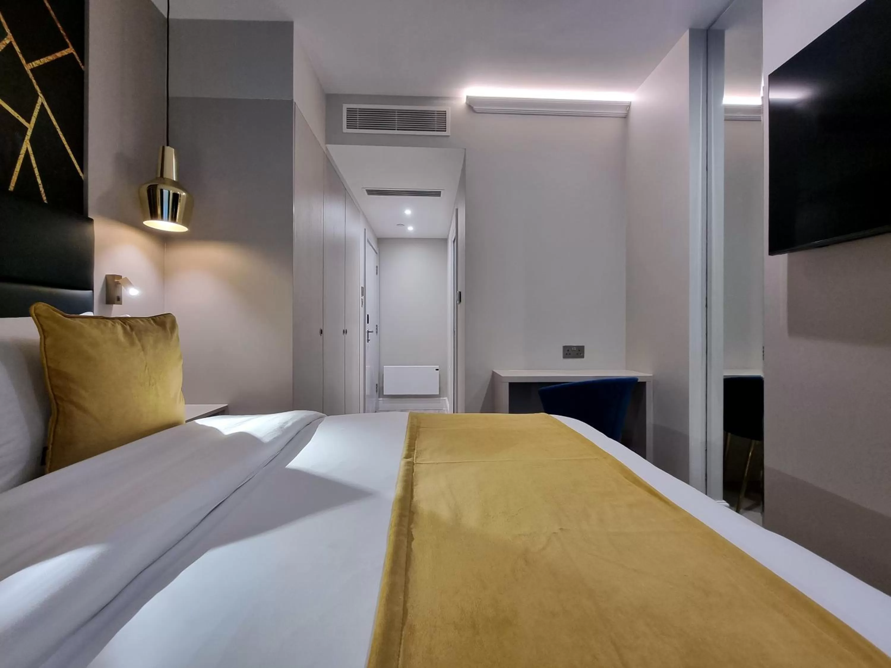 Photo of the whole room, Bed in NOX Kensington Gardens