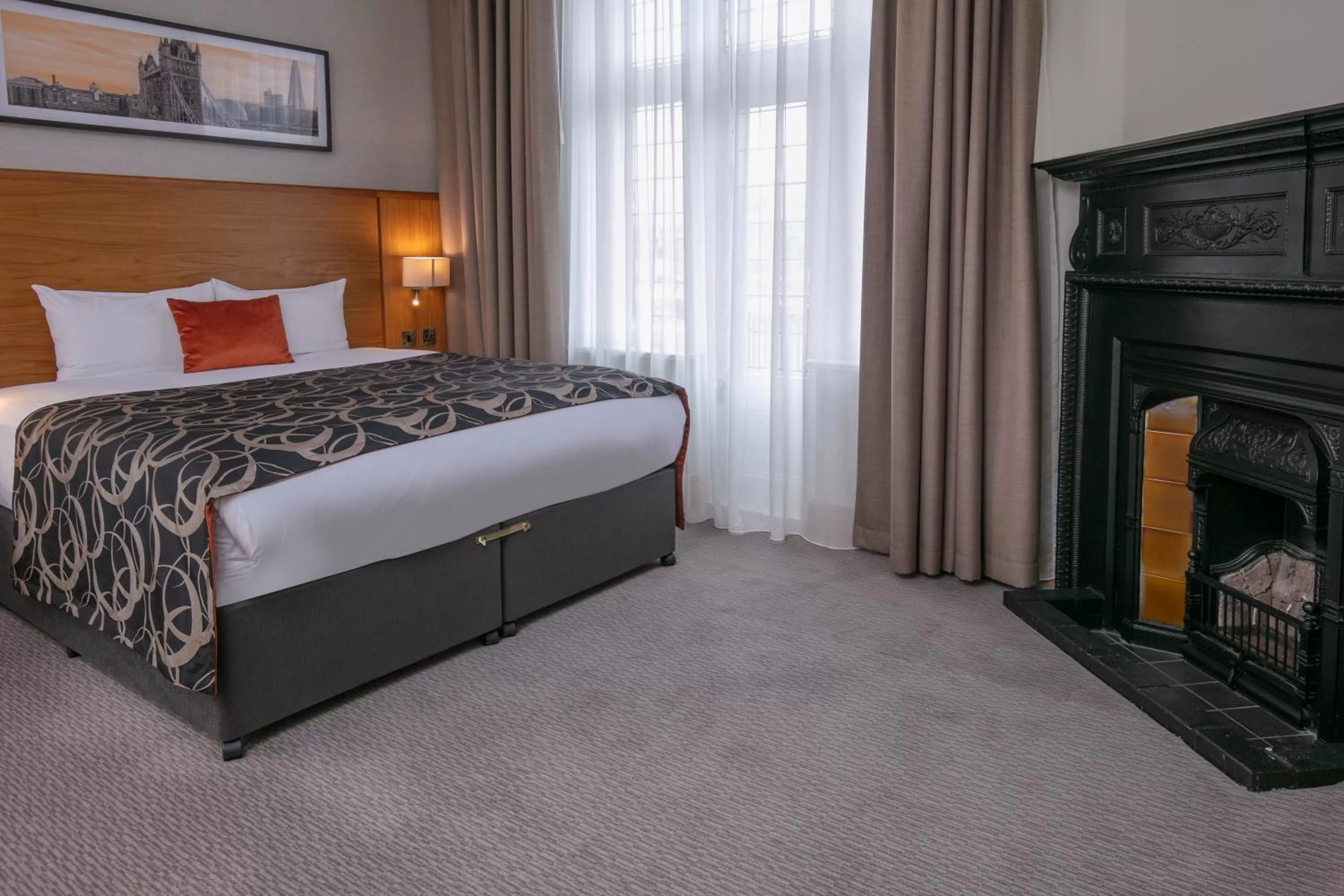 Bedroom, Bed in The Crown London, WorldHotels Distinctive