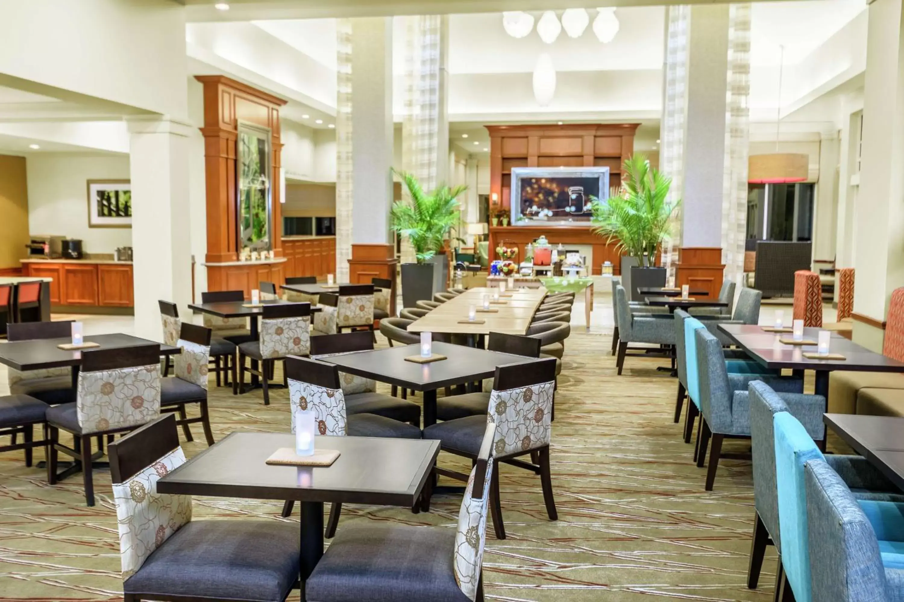 Lobby or reception, Restaurant/Places to Eat in Hilton Garden Inn Independence