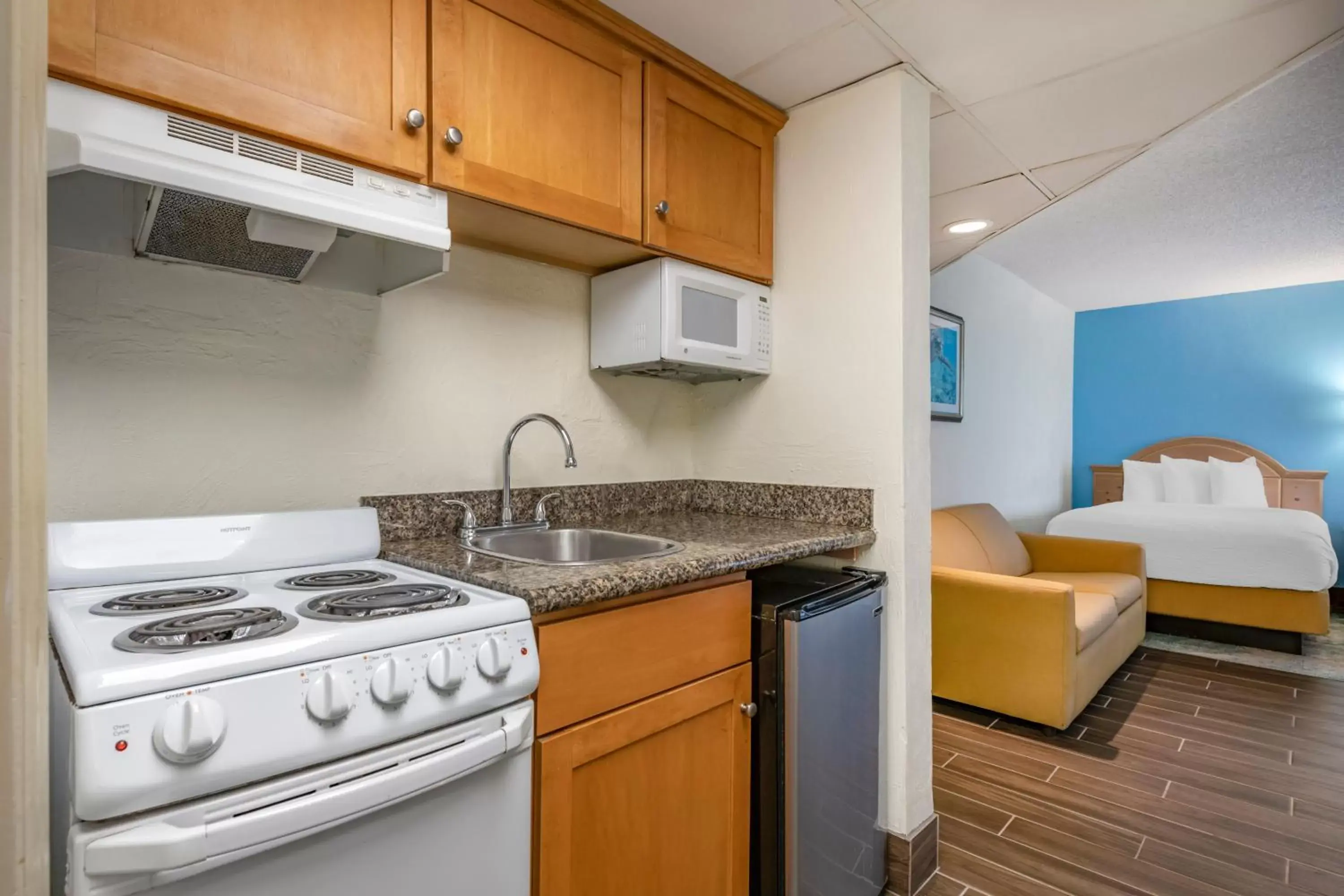 Kitchen/Kitchenette in Tropical Winds Resort Hotel