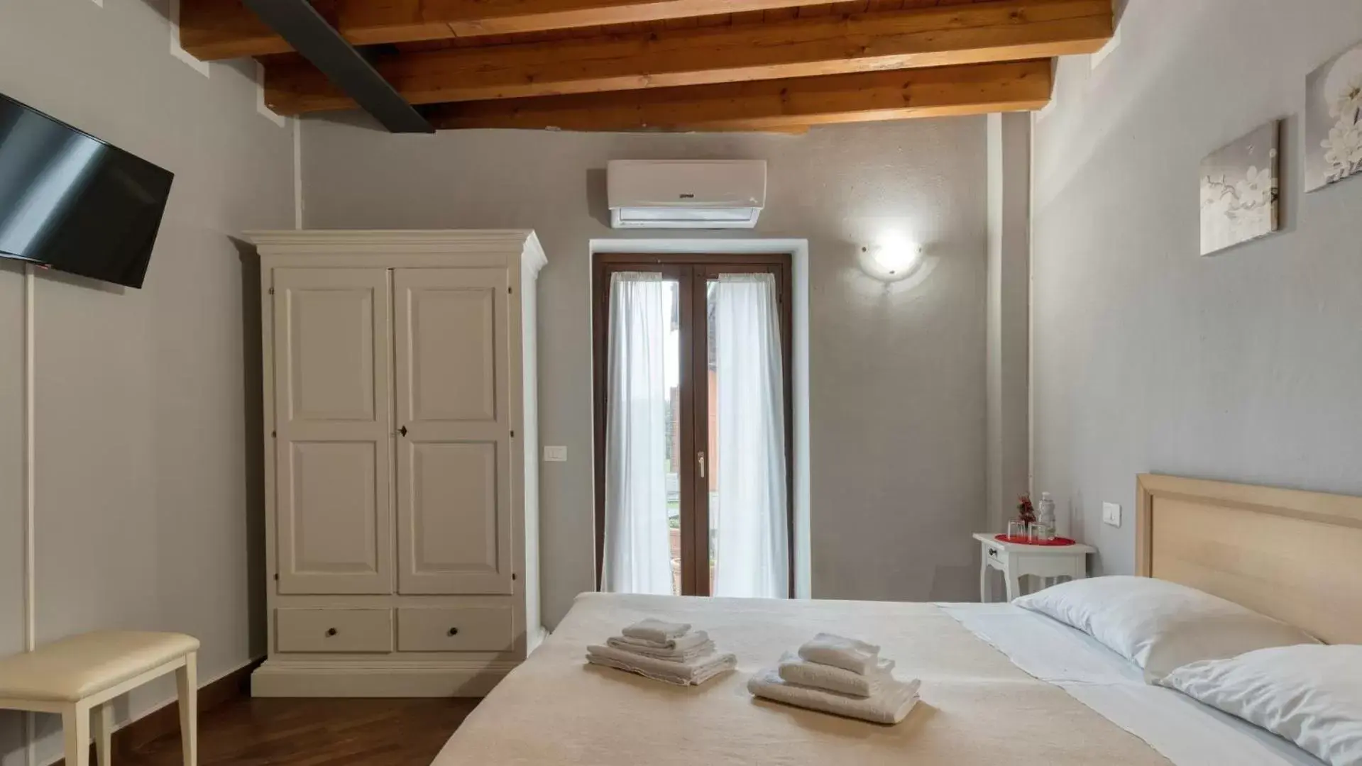 Property building, Bed in Cascina Volta