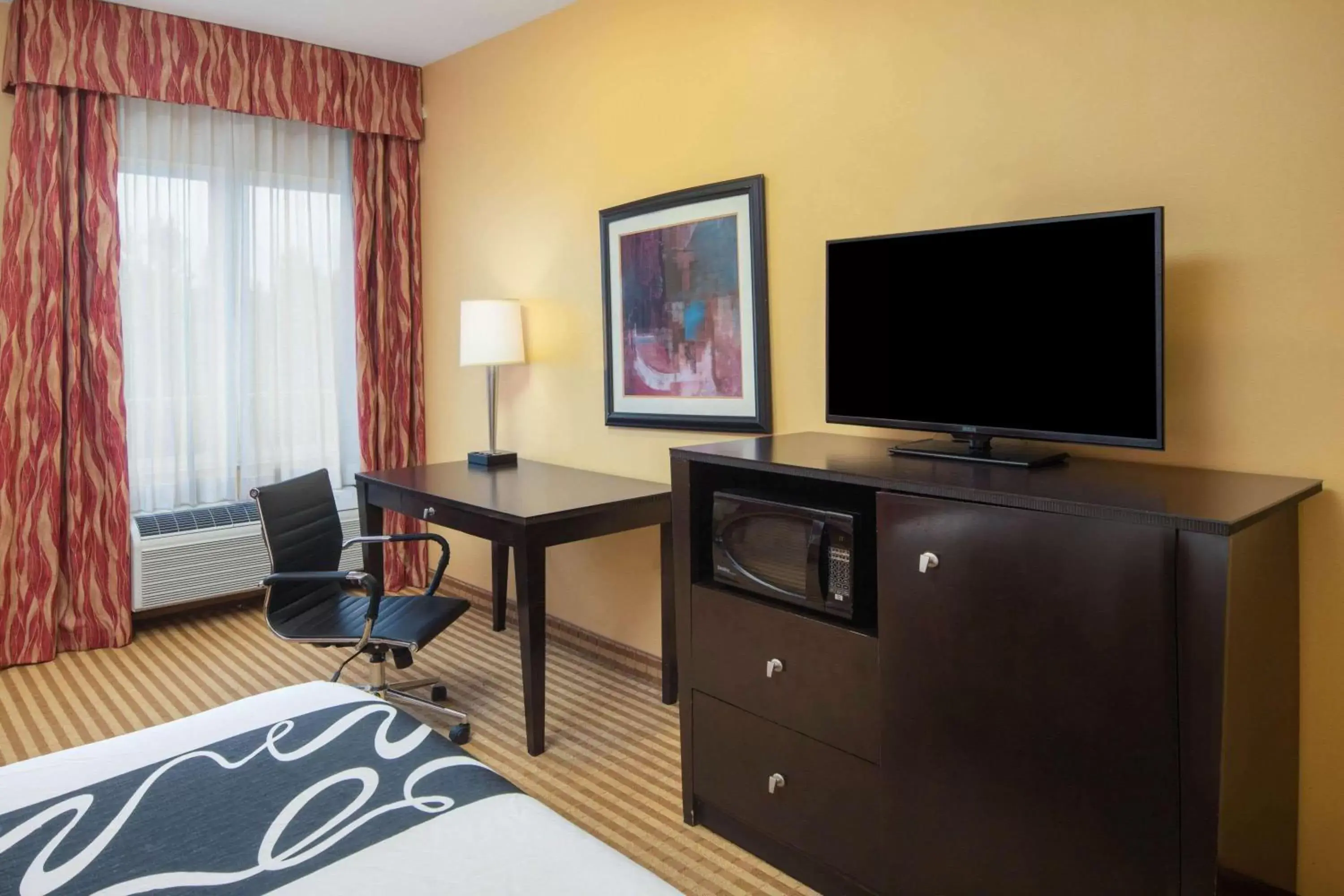 Photo of the whole room, TV/Entertainment Center in La Quinta by Wyndham Atlanta Union City