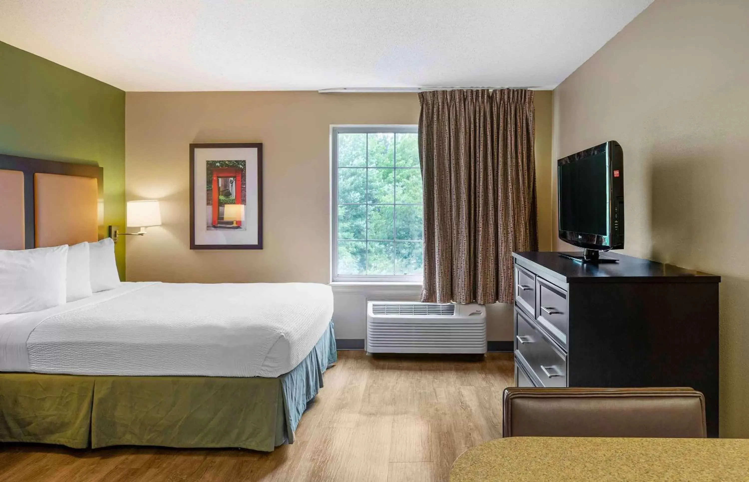 Bedroom, Bed in Extended Stay America Suites - Boston - Marlborough