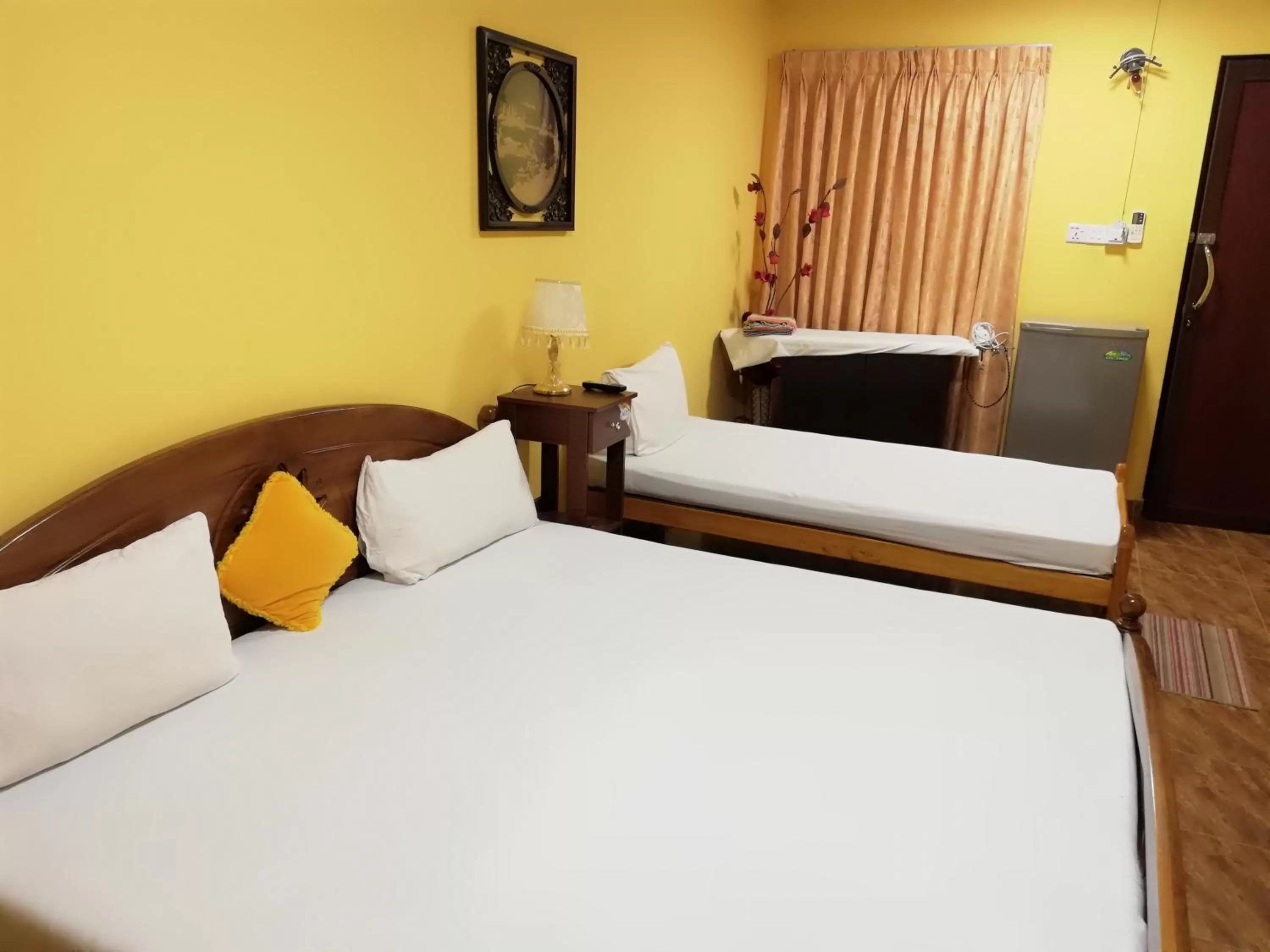 Photo of the whole room, Bed in Sunshine Hotel