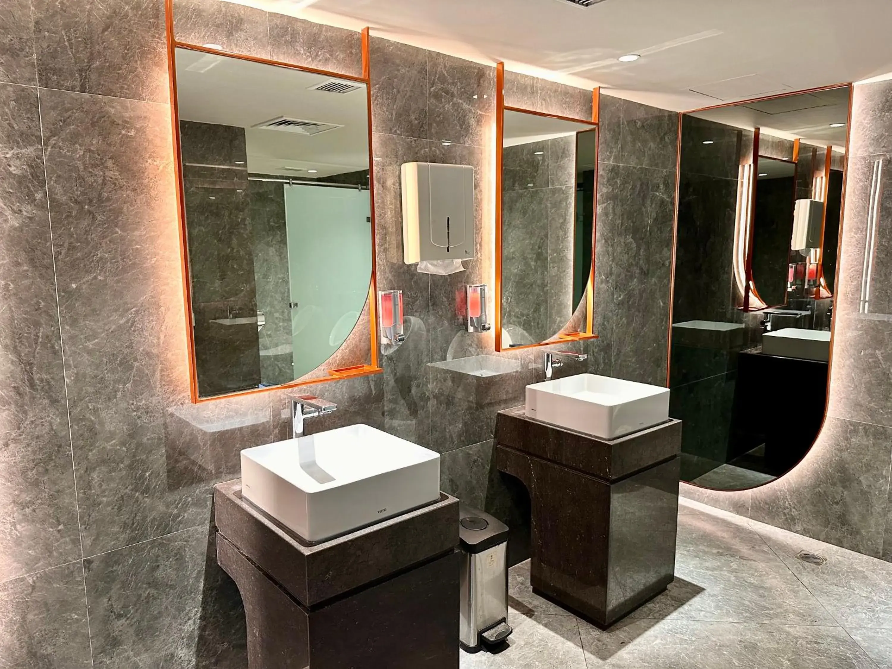 Toilet, Bathroom in HARRIS Hotel & Conventions Gubeng