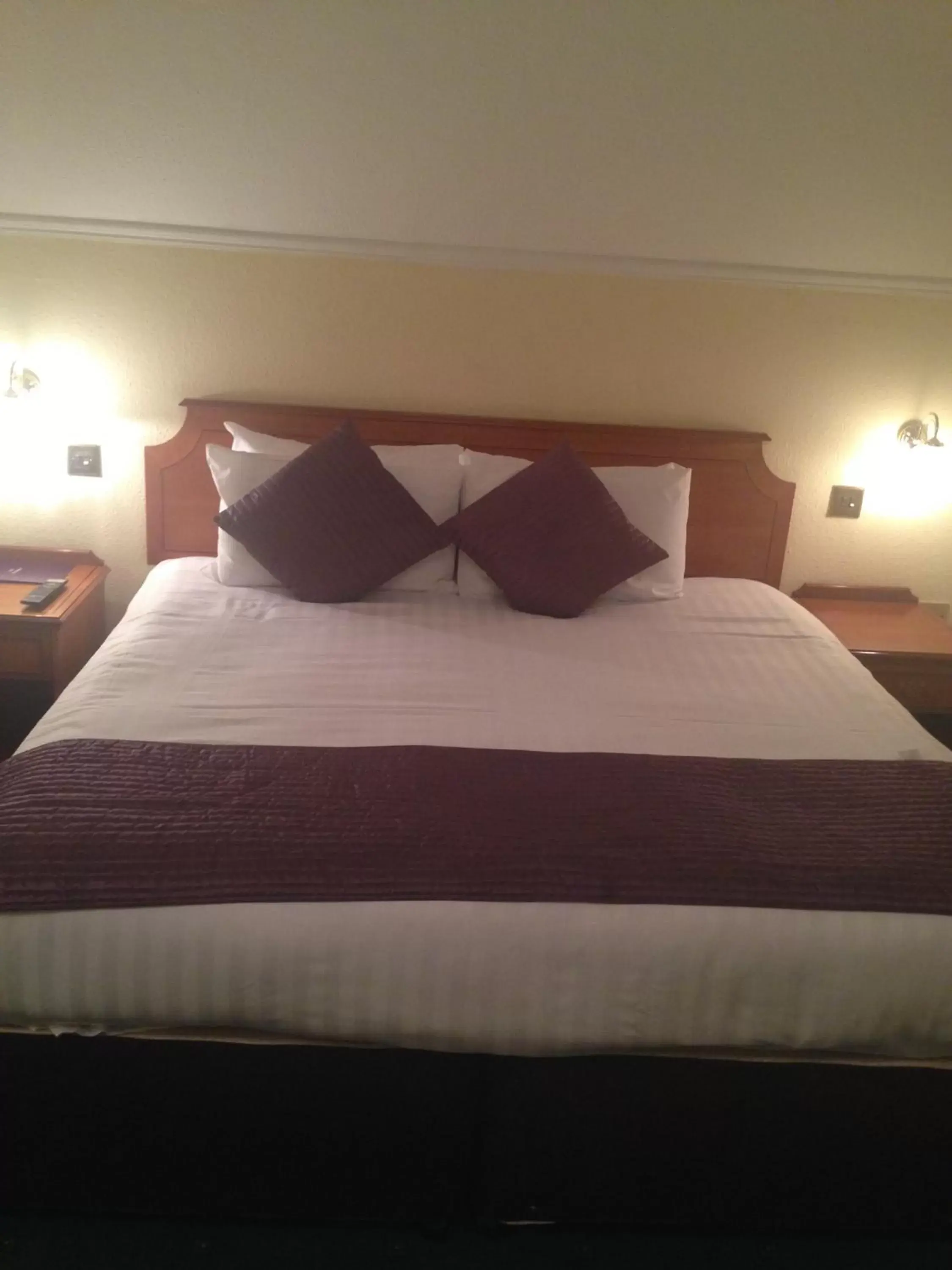 Bedroom, Bed in Harefield Manor Hotel