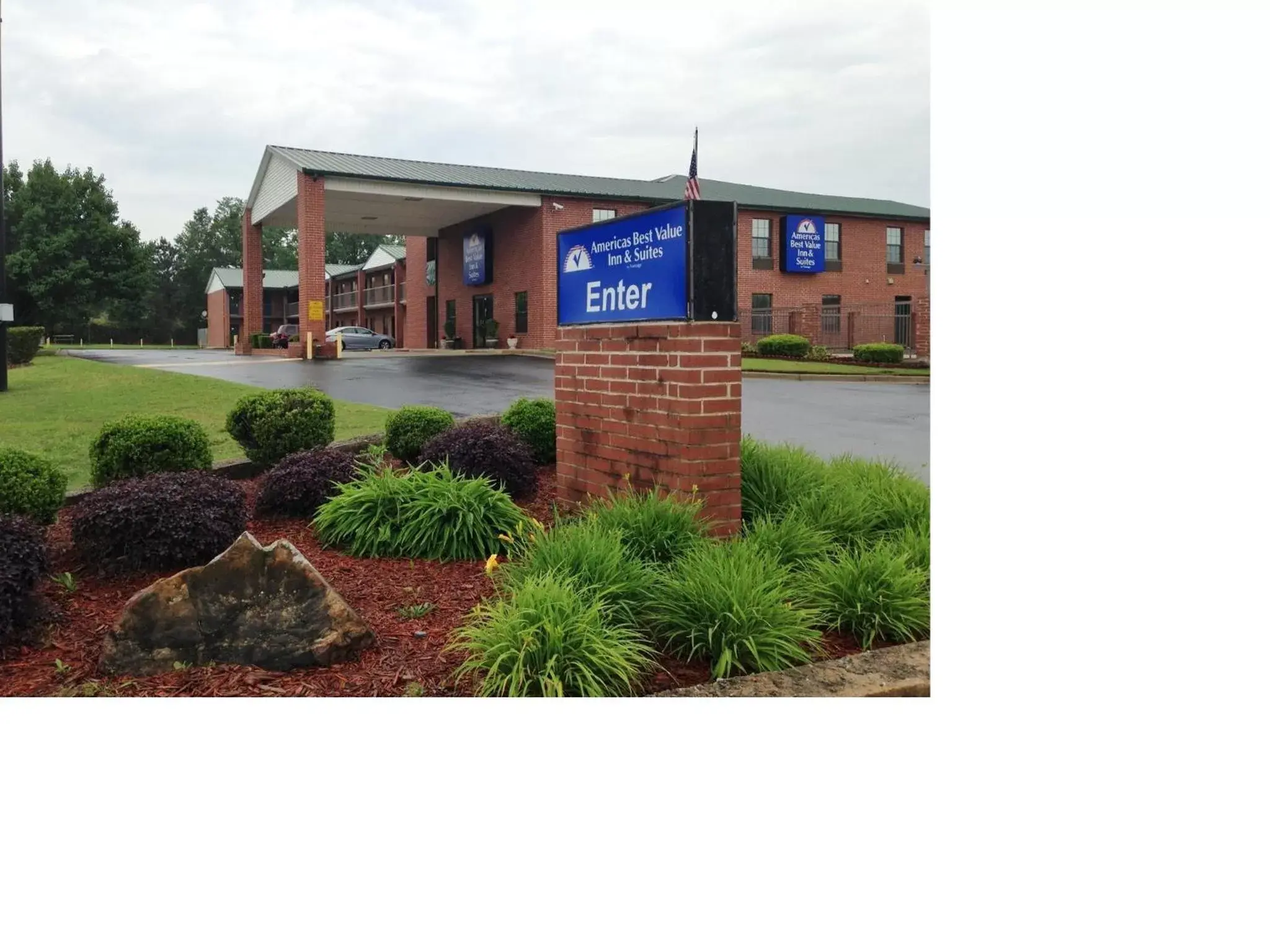 Facade/entrance, Garden in Americas Best Value Inn & Suites - Little Rock - Maumelle