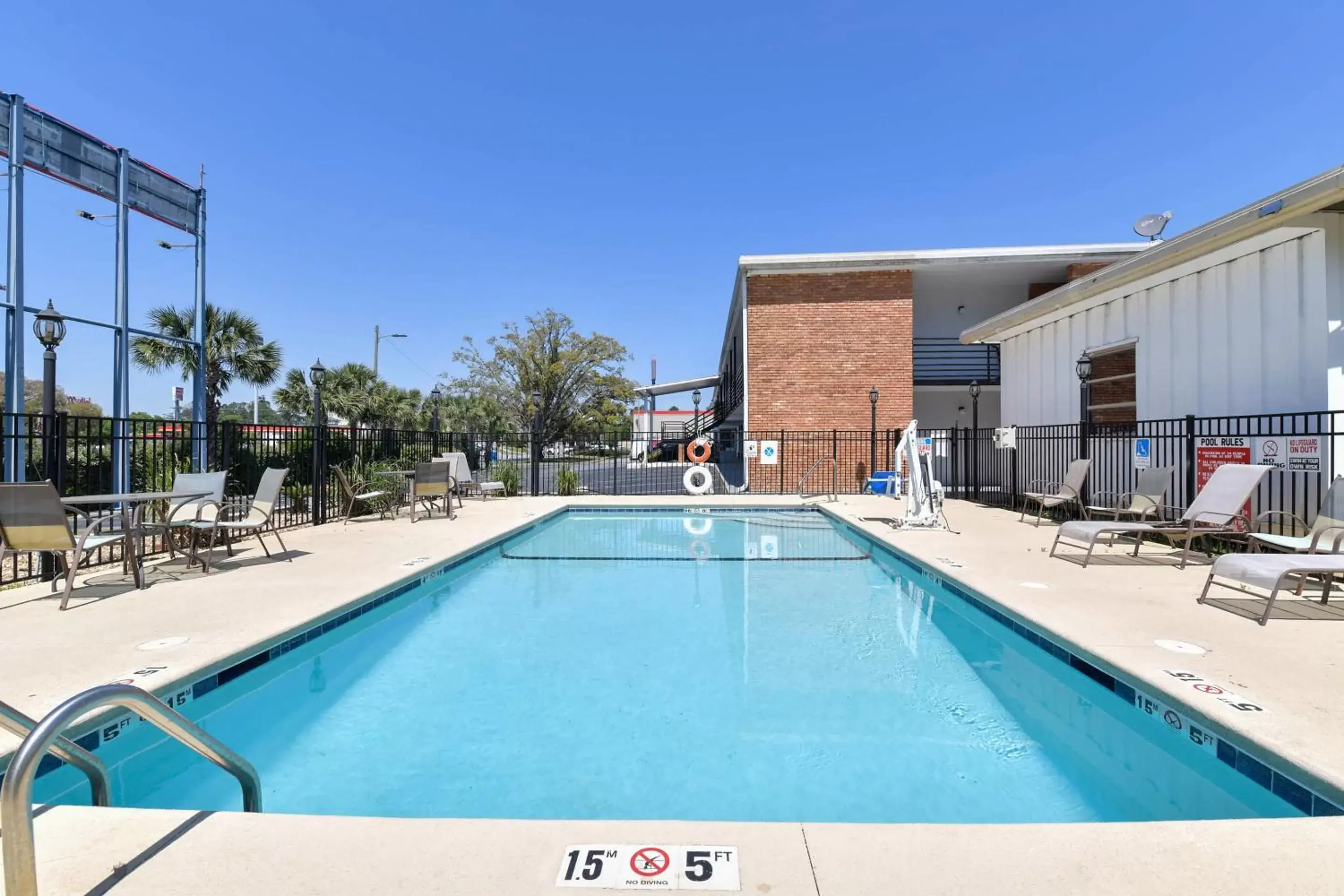 Swimming Pool in OYO Hotel Valdosta GA I-75