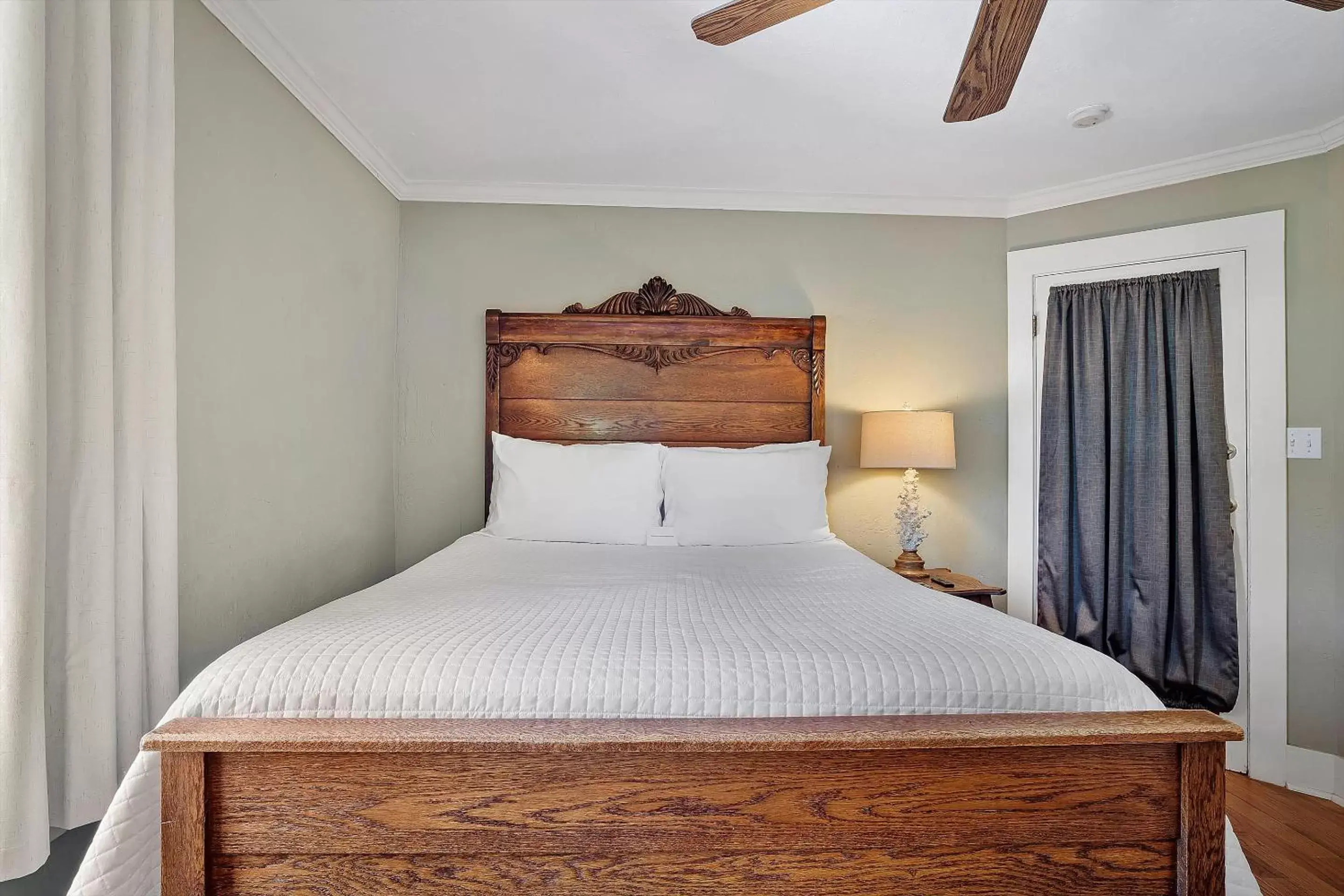 Bed in Cinnamon Bear Creekside Inn