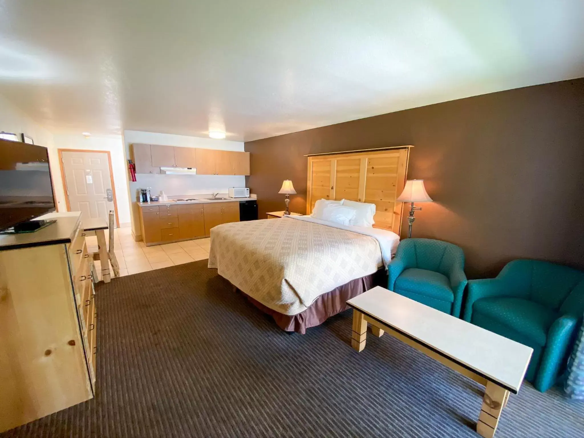 Photo of the whole room, Bed in Sisters Inn & Suites