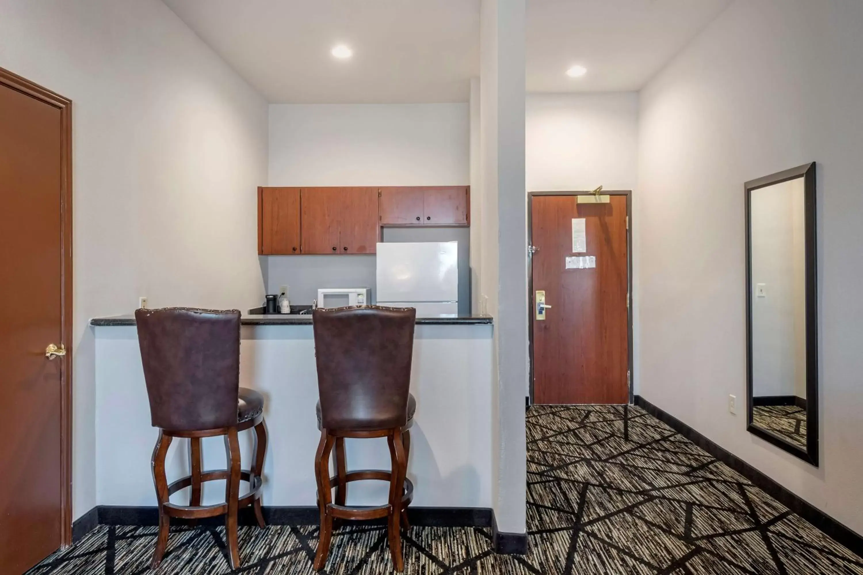 Kitchen or kitchenette, Kitchen/Kitchenette in Best Western Plus McKinney Inn and Suites