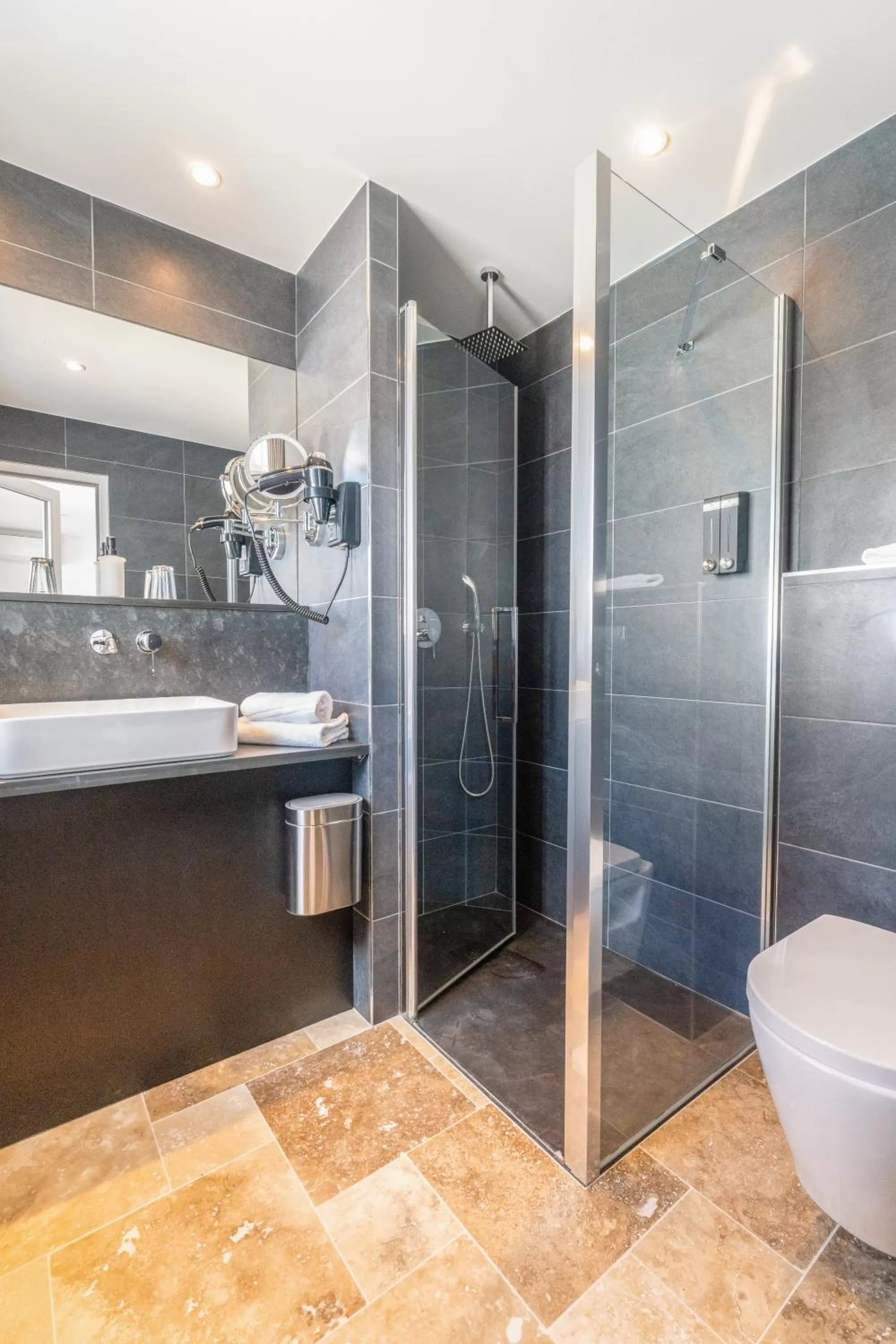 Shower in Hôtel Restaurant & Spa Plaisir