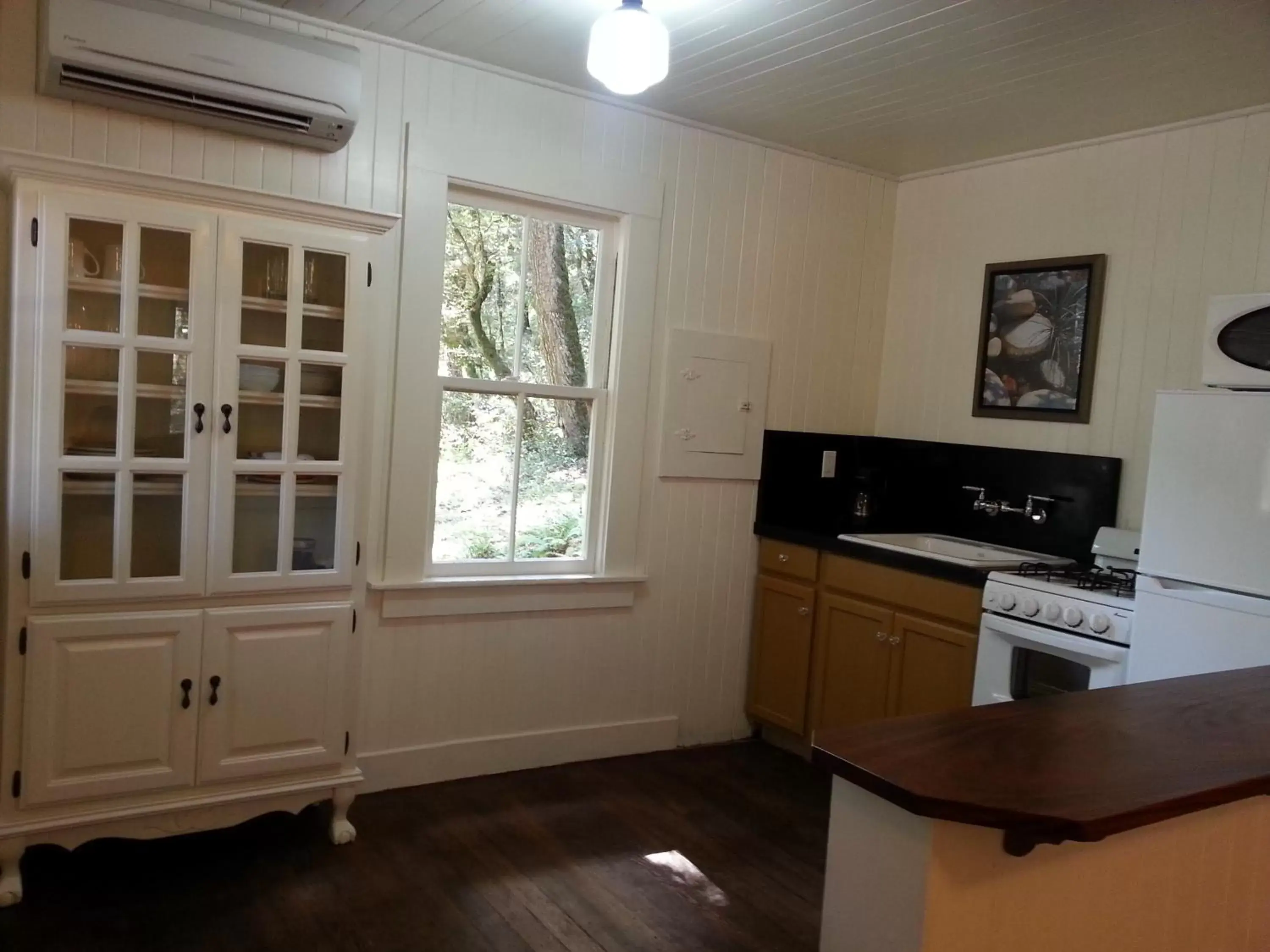 Kitchen/Kitchenette in China Creek Cottages