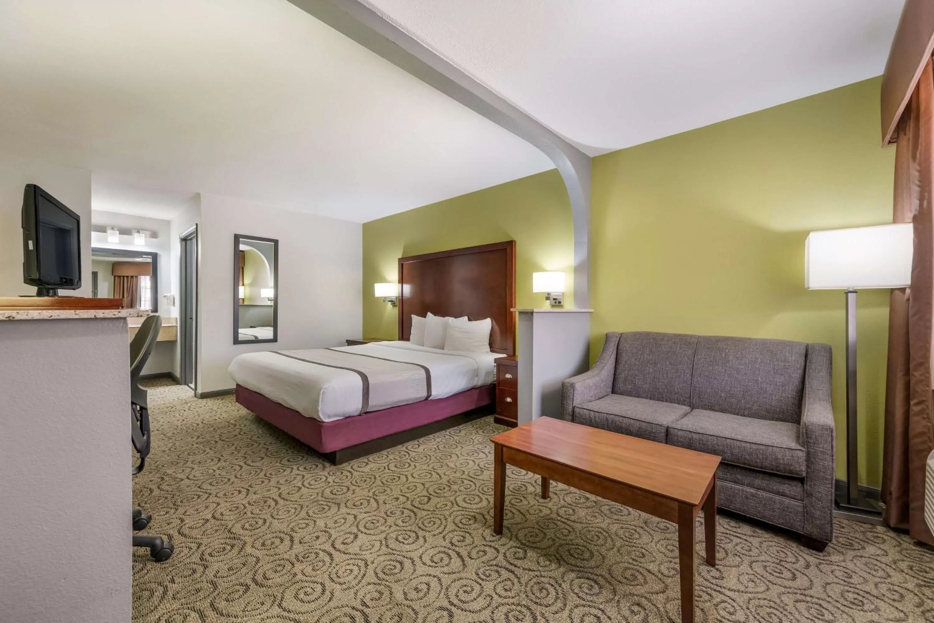 Bedroom, Bed in SureStay Hotel by Best Western Deer Park