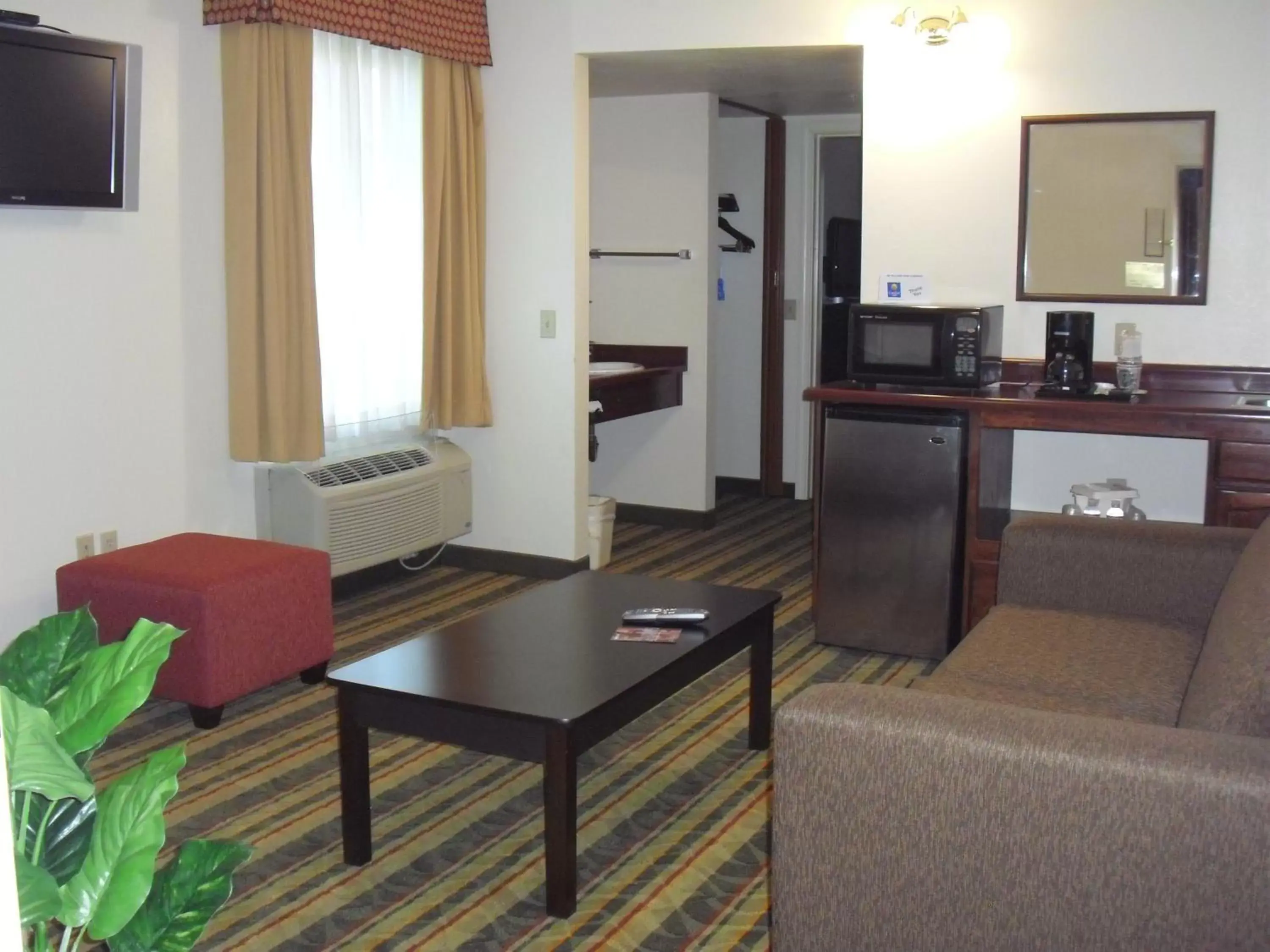 Seating area, Kitchen/Kitchenette in Best Western Visalia Hotel