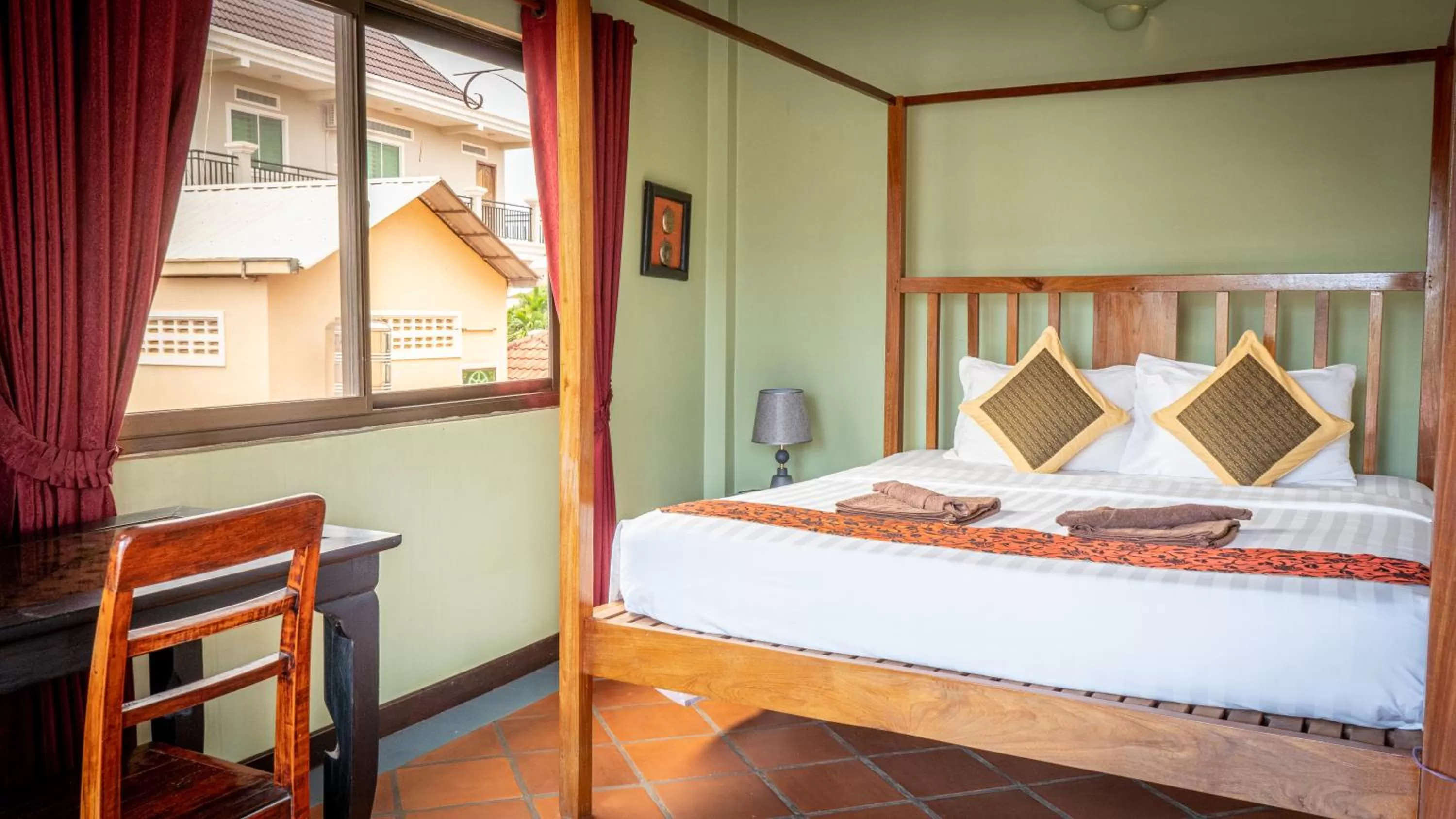 Bed in DEN HOTEL TOTONOU SIEM REAP