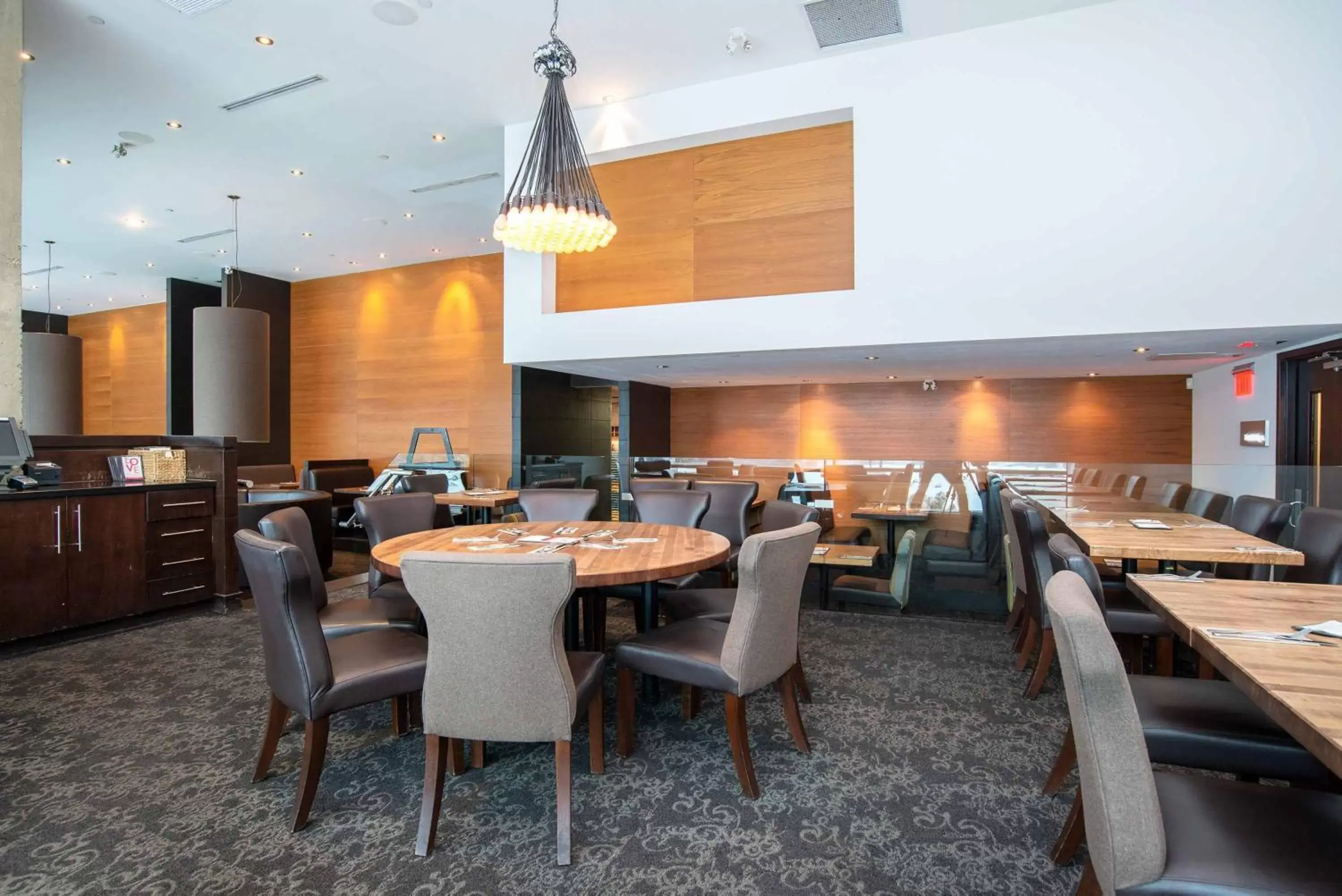 Restaurant/Places to Eat in Sandman Hotel & Suites Calgary South