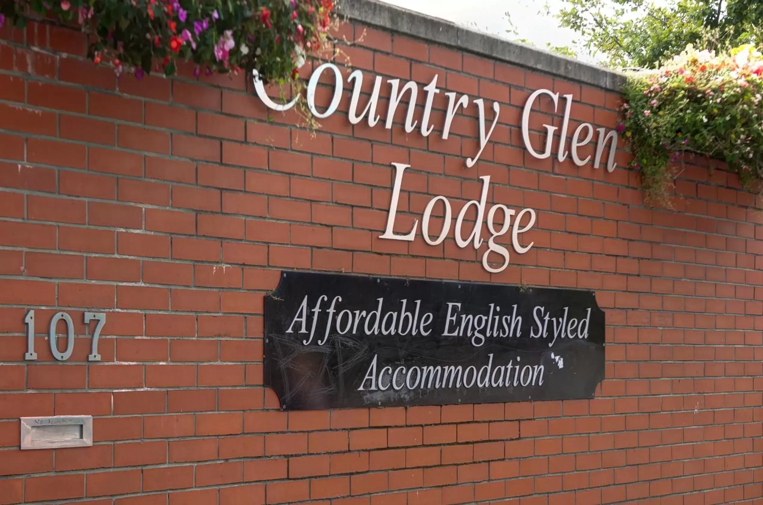 Property Logo/Sign in Country Glen Lodge