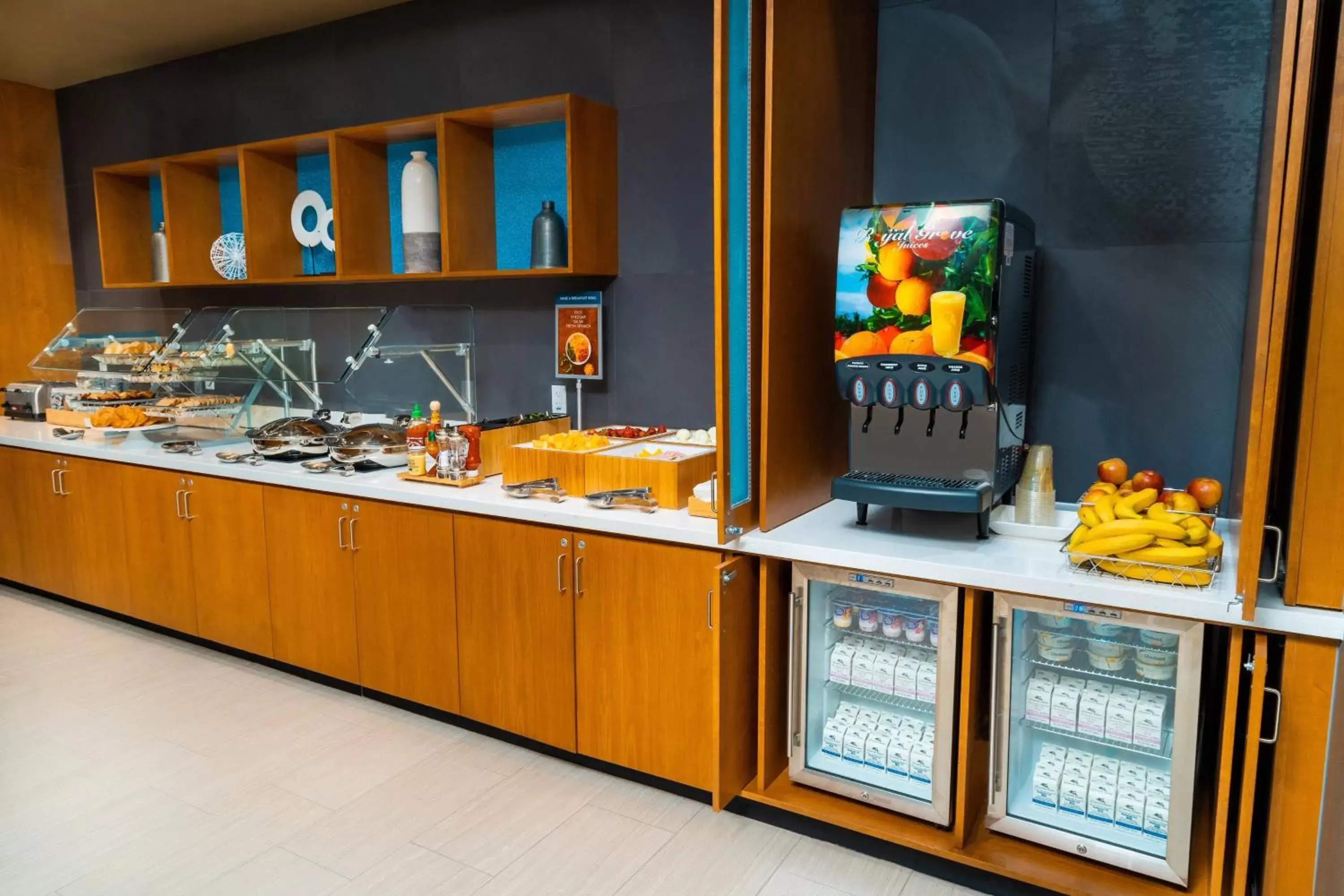 Breakfast, Kitchen/Kitchenette in SpringHill Suites by Marriott Newark Fremont