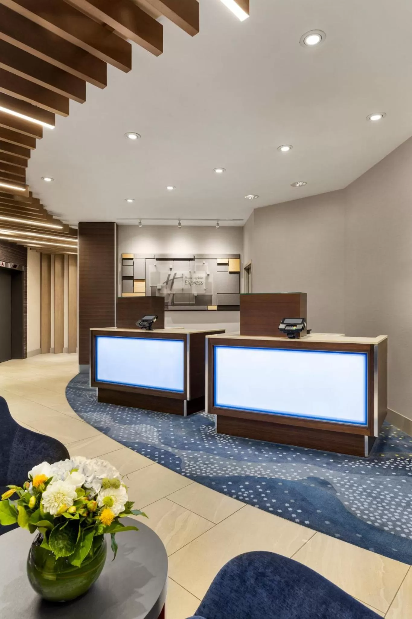 Property building in Holiday Inn Express Vancouver-Metrotown (Burnaby)